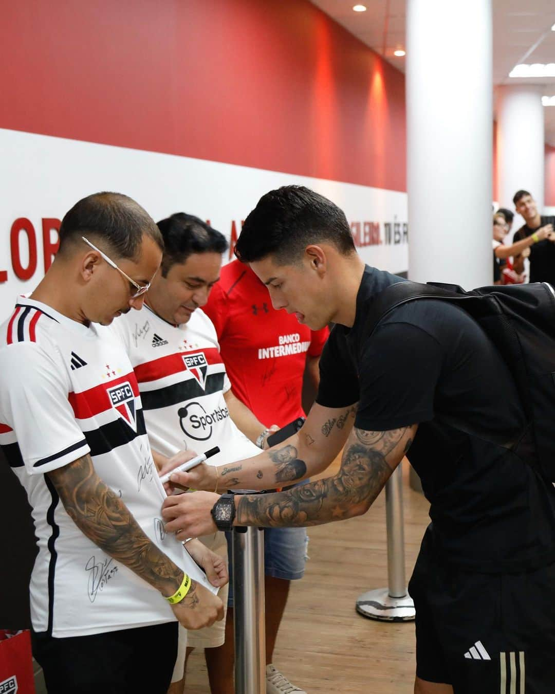 São Paulo FCさんのインスタグラム写真 - (São Paulo FCInstagram)「🏟️ Nossa delegação está em casa para o duelo deste domingo!  #VemProMorumbi #VamosSãoPaulo 🇾🇪  📸 Rubens Chiri / saopaulofc」11月27日 5時18分 - saopaulofc