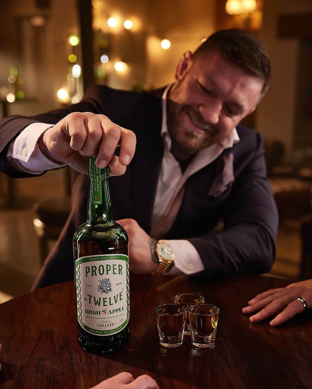コナー・マクレガーのインスタグラム：「You can fancy yourself an expert, Or fancy yourself a king. We’ll just go fancy ourselves Another shot o’ Proper.」
