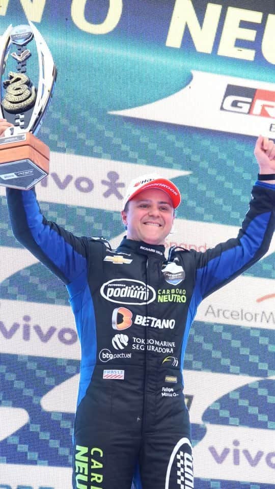 フェリペ・マッサのインスタグラム：「🏁Bem-vindo ao clube dos vencedores, @massafelipe! 👏  A pista de Cascavel traz boa sorte e trouxe a primeira vitória na Stock Car, a primeira dele desde 2008 e também a primeira da equipe Lubrax Podium! 🏆  🎞 Vamos curtir um lindo reels da comemoração, que se tornou inesquecível!  Quem mais se emocionou com essa conquista? 🥹  #StockCarProSeries」