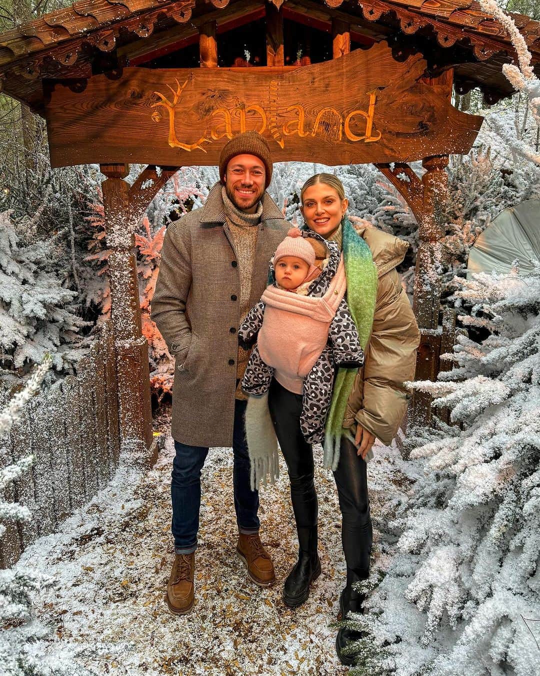 Ashley Jamesさんのインスタグラム写真 - (Ashley JamesInstagram)「We have had THE most magical day at Lapland meeting Santa and all the elves!🎅  This is the first year Alf has started to understand Christmas, so it was just the best day ever! From the moment you step into Lapland you’re transported into this magical world!   We helped the elves make some toy bunnies, helped Mother Christmas make some gingerbread men, and even got to see some reindeer! But the best bit at the end - meeting Father Christmas. Alf was so excited to tell him all about our day!   I’m already in bed because it was shattering and Ada’s sleep has been all over the place since we got back from hol, but it was so worth it.  I feel like Christmas gets better every year know how much fun and make believe there is with the kids. Thank you @laplanduk for having us! I can’t recommend enough. Alf went to sleep very very happy that he met the real Santa ❤️」11月27日 5時35分 - ashleylouisejames