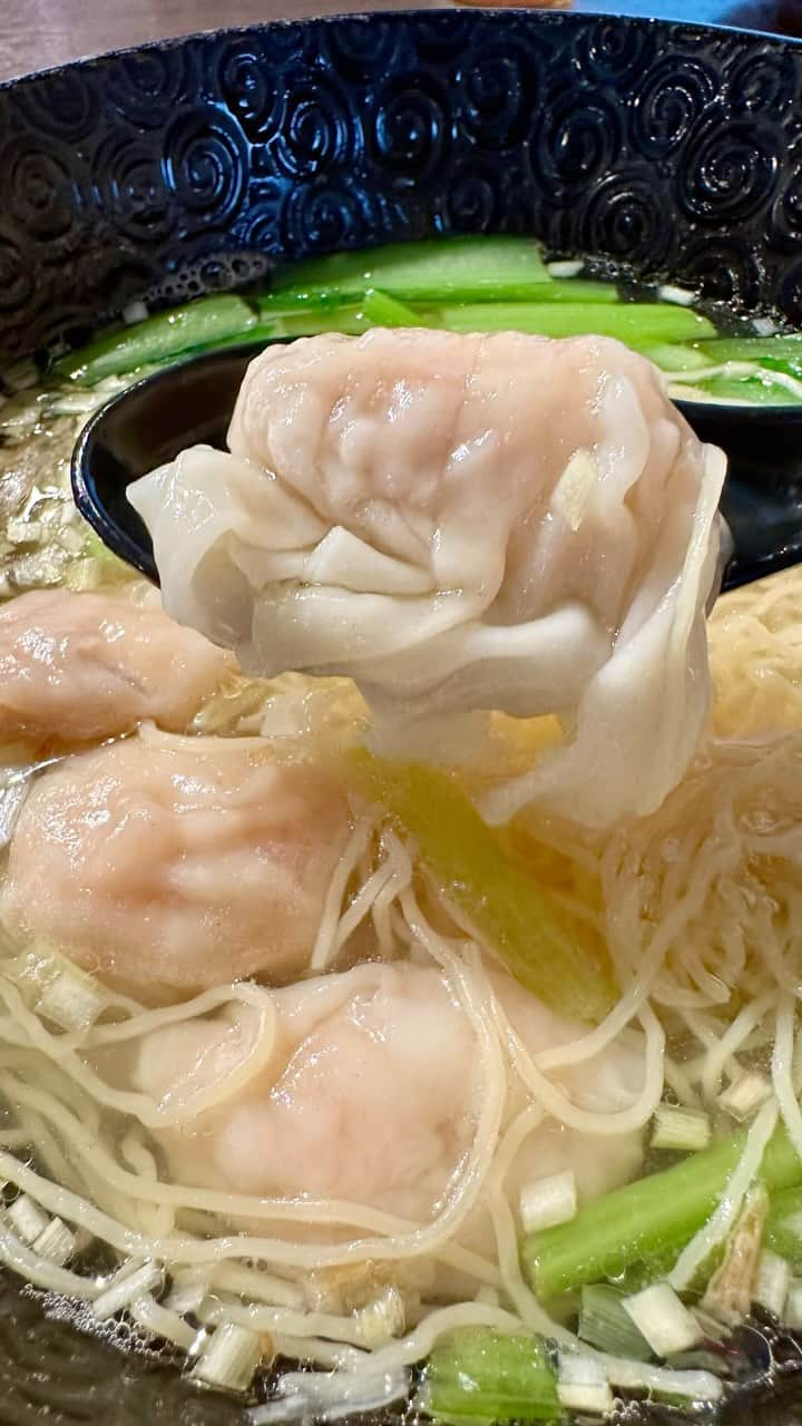 mori_no_tsukueのインスタグラム：「粤港美食 Cantondishes 都内で数少ない美味しい香港麺・海老ワンタン麺 食べれる香港広東料理のお店 粤港美食（エツコウビショク） は神田神保町で２店舗、上野に３店舗目をオープンさせた人気店 神保町の 1号店で ▪️海老ワンタン麺 ▪️大根餅のXO醤炒め ▪️焼豚腸粉チョンファン 広東スタイルの土鍋ご飯「煲仔飯」は二人前から #海老ワンタン麺 #粤港美食 #水道橋グルメ #神保町グルメ #アジア麺文化巡り」