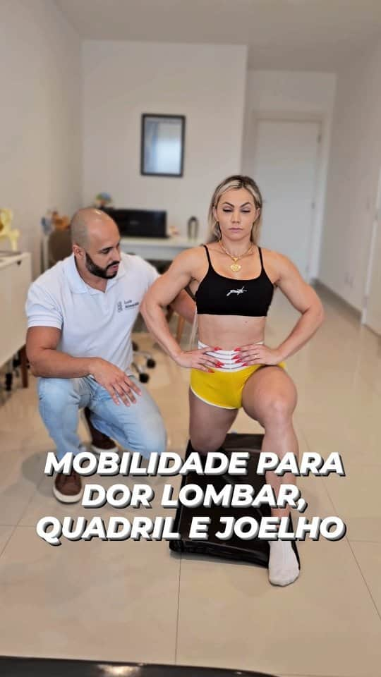 Vivi Winklerのインスタグラム：「Salva esse alongamento super importante que passei para a braba @viviwinkler . O encurtamento muscular do iliopsoas pode causar alterações importantes da postura como a hiperlordose. . Alongar o músculo iliopsoas é essencial para melhorar a postura e prevenir lesões na coluna e quadril. Sua disfunção pode causar dor lombar, no quadril e também no joelho por adaptações.  . O músculo iliopsoas é um dos músculos mais importantes do nosso corpo, pois é responsável por manter a nossa postura ereta e por permitir a movimentação do quadril e das pernas. . Situado na região lombar e do quadril, o iliopsoas é um músculo de grande porte formado por dois músculos menores: o ilíaco e o psoas maior. . Devido à sua localização, o músculo pode sofrer tensão excessiva o que pode resultar em dor lombar e limitação de movimentos no quadril. . Por isso, é fundamental que este músculo seja devidamente alongado, com o objetivo de manter sua função correta e prevenir potenciais problemas de saúde. . Curtiu? Se tiver dúvidas comenta aí! 💪🏼💪🏼 . Dr. Luiz Almeida Seu Fisioterapeuta Crefito-2 87982-F Tenha um Fisioterapeuta pra chamar de SEU!」