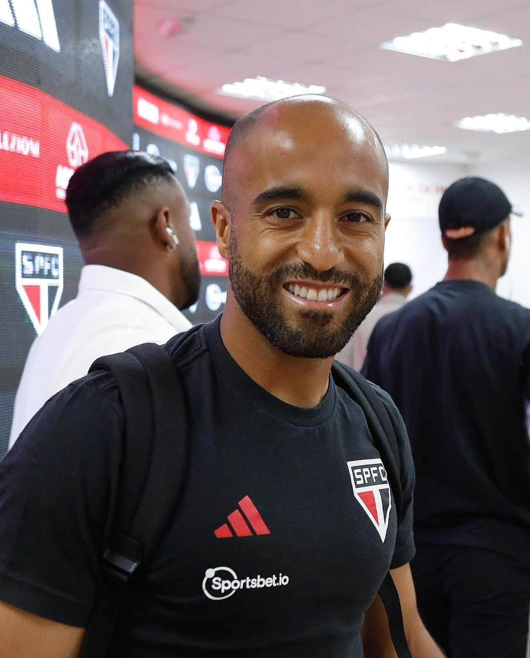 São Paulo FCのインスタグラム：「😀 @lucasmoura7 🔙  Recuperado de lesão, o camisa 7 está de volta e reforça o Tricolor contra o Cuiabá!  #VamosSãoPaulo 🇾🇪  📸 Rubens Chiri / saopaulofc」