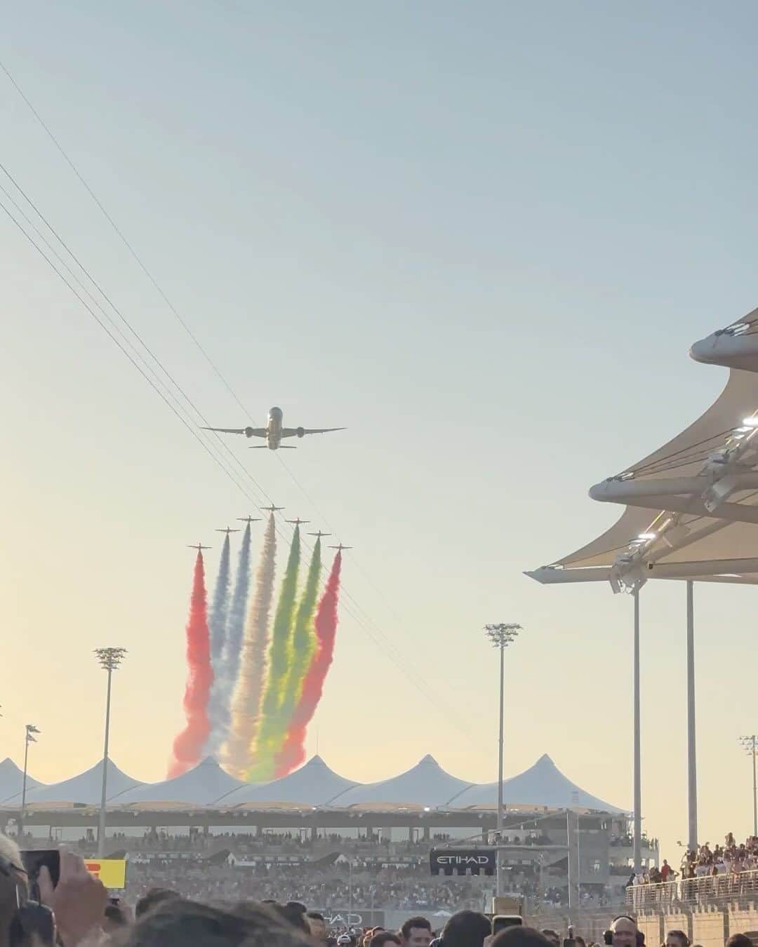 松久信幸のインスタグラム：「The last race of the 2023 F-1 season was held in Abu Dhabi.   @yukitsunoda0511  @valtteribottas」