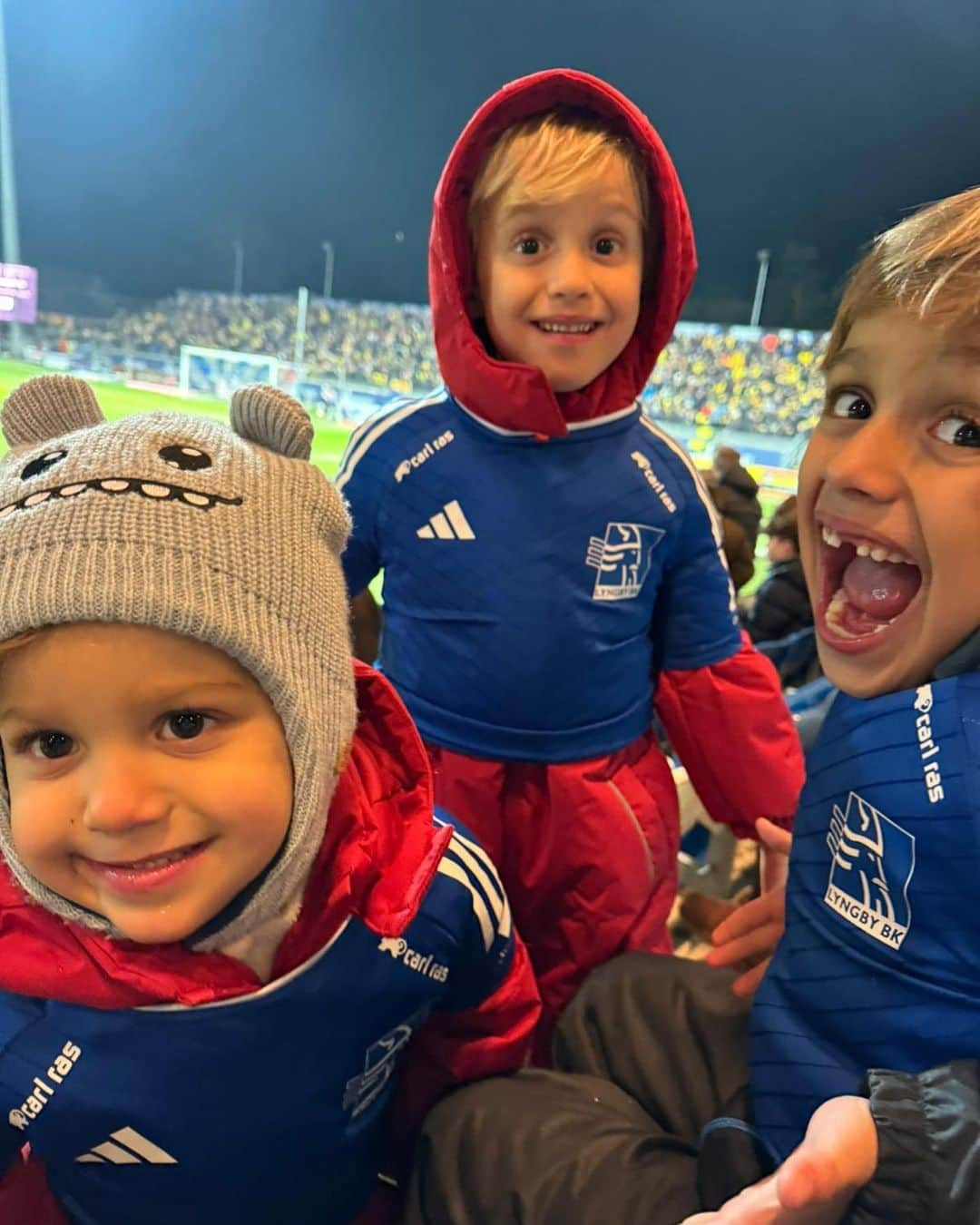 マルク・ムニエッサさんのインスタグラム写真 - (マルク・ムニエッサInstagram)「+1 in a crazy game!! First time for the boys at Lyngby, they loved it💙」11月27日 5時42分 - muniesa