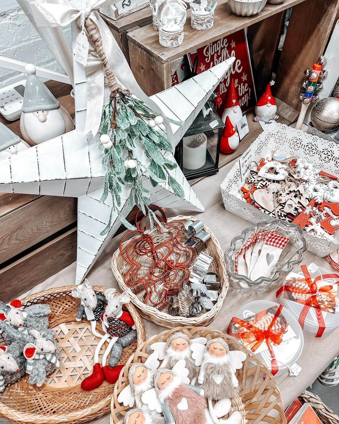 ルイーズ・ペントランドさんのインスタグラム写真 - (ルイーズ・ペントランドInstagram)「Is there anything more festive than a Christmas Craft Fayre?! We had a nice little mooch round one today, at @chesterhouse_uk and I think I drank the best hot chocolate of my actual life!   Things are about to get REEEAAALLLLYYY busy with school, dance, work and yanno, general Christmas vibes, so it was nice to have a slow family day ❤️  Appreciate this isn’t a scintillating caption but it’s about the extent of my brain capacity this evening- ha!  What have you been up to? Xxx」11月27日 5時46分 - louisepentland