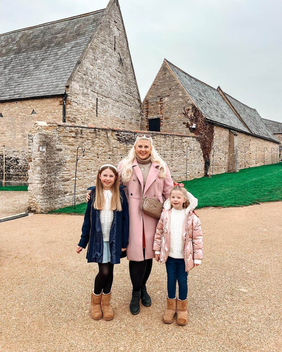 ルイーズ・ペントランドさんのインスタグラム写真 - (ルイーズ・ペントランドInstagram)「Is there anything more festive than a Christmas Craft Fayre?! We had a nice little mooch round one today, at @chesterhouse_uk and I think I drank the best hot chocolate of my actual life!   Things are about to get REEEAAALLLLYYY busy with school, dance, work and yanno, general Christmas vibes, so it was nice to have a slow family day ❤️  Appreciate this isn’t a scintillating caption but it’s about the extent of my brain capacity this evening- ha!  What have you been up to? Xxx」11月27日 5時46分 - louisepentland