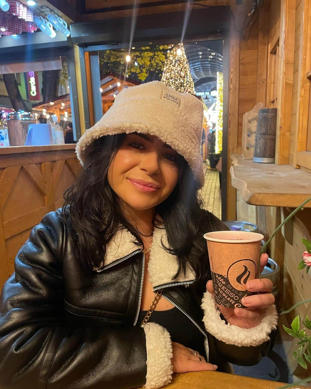 クラウディア・フラガパニのインスタグラム：「Wholesome Sunday🫶🏼🍷🎄🐶  Mulled wine, roast yorkie wrap, good company & family time❤️ Life’s good🥰  #sunday #wholesome #christmasmarket #familytime #friendscatchup #mulledwine #christmas」