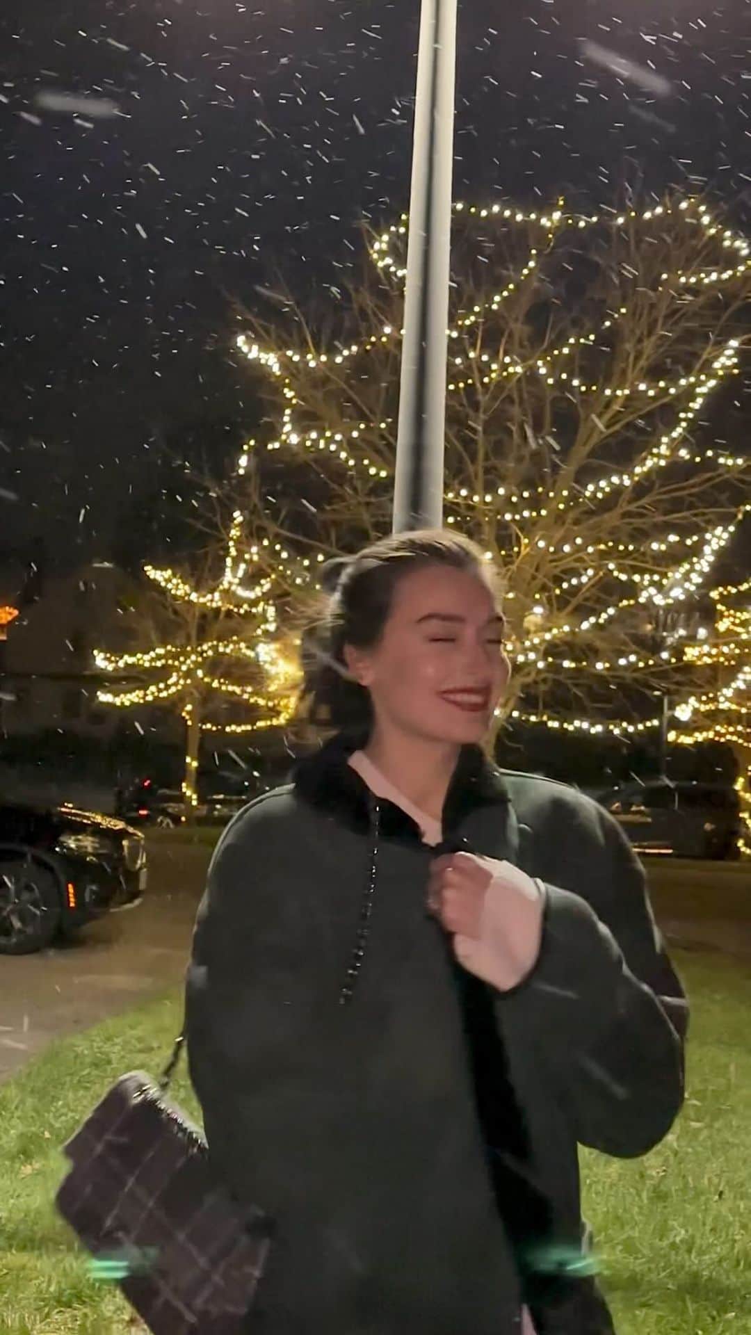 ジェシカ・ジェーン・クレメントのインスタグラム：「First snow of the season❄️」