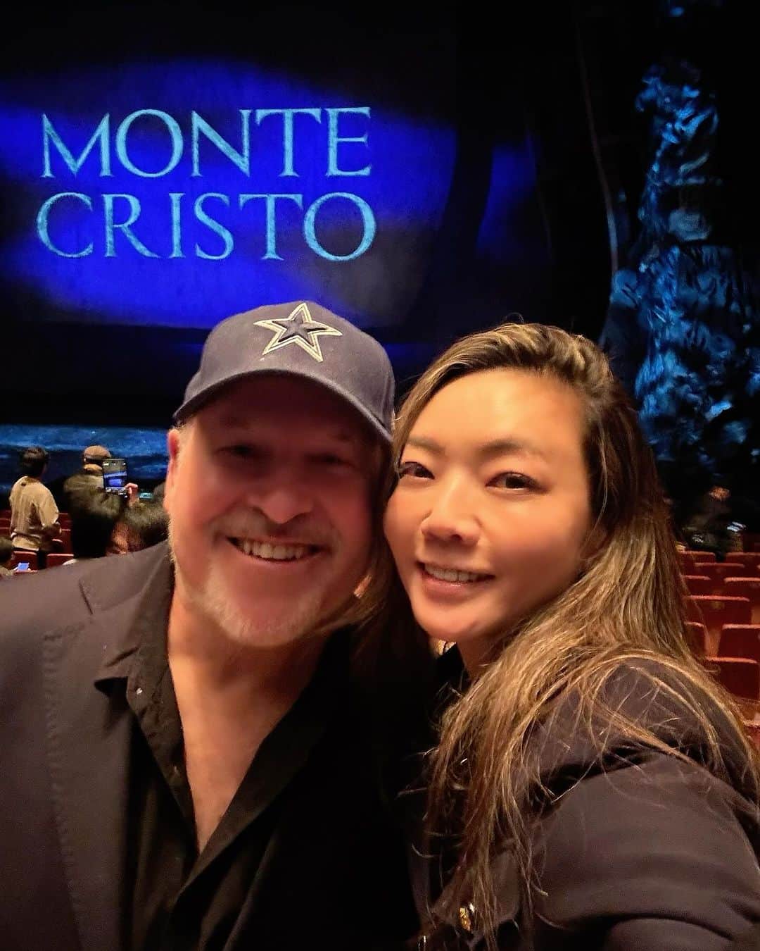 和央ようかさんのインスタグラム写真 - (和央ようかInstagram)「We were in Seoul 🇰🇷 Celebrating Musical “Monte Crist”opening night 😊  韓国、ソウルにミュージカル”モンテクリスト伯”の初日を観に行きました😊 素晴らしすぎました🙏 12月のディナーショーに向けて、私も頑張らなきゃだ🫡 しかし、なんであんなに皆様、素晴らしい声なんだろう🤔🤔🤔  温かく、お天気もよかったので、ランチ後にお散歩をし、大通りで彫像の真似をしてみました😂  気持ちよかった🥴 短い滞在でしたが、有意義な時間⏰でした。  #takakoworldstylin🌎 #musical #montecristo #korea #seoul#frankwildhorn #yokawao#和央ようか」11月27日 5時57分 - yokawao0215