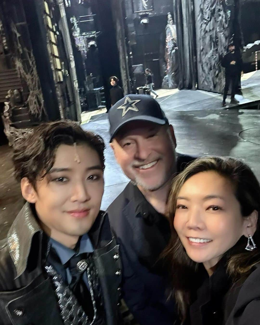 和央ようかのインスタグラム：「We were in Seoul 🇰🇷 Celebrating Musical “Monte Crist”opening night 😊  韓国、ソウルにミュージカル”モンテクリスト伯”の初日を観に行きました😊 素晴らしすぎました🙏 12月のディナーショーに向けて、私も頑張らなきゃだ🫡 しかし、なんであんなに皆様、素晴らしい声なんだろう🤔🤔🤔  温かく、お天気もよかったので、ランチ後にお散歩をし、大通りで彫像の真似をしてみました😂  気持ちよかった🥴 短い滞在でしたが、有意義な時間⏰でした。  #takakoworldstylin🌎 #musical #montecristo #korea #seoul#frankwildhorn #yokawao#和央ようか」