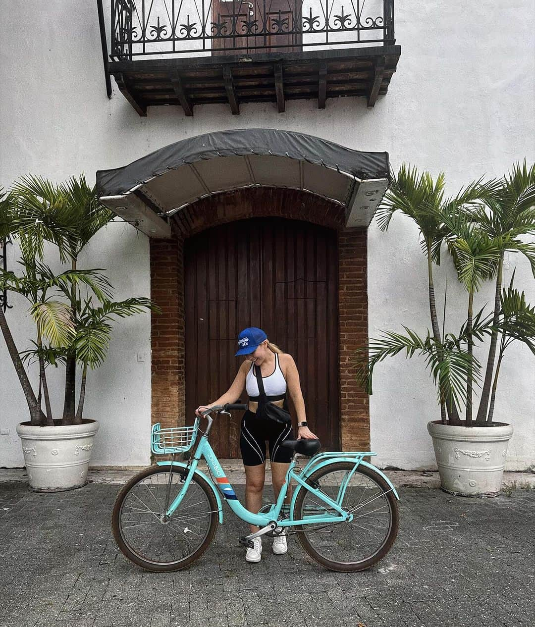 トーリ・ウェブスターのインスタグラム：「vibrant and fabulous is a complete understatement!!! 💃🌴🇩🇴   Santo Domingo is truly a travellers dream destination… from the local bike tours, to the food (peep the perfect churro), plus the late night dancing I’m blown away by this unique colonial town! ❤️  📍 @godomrep」