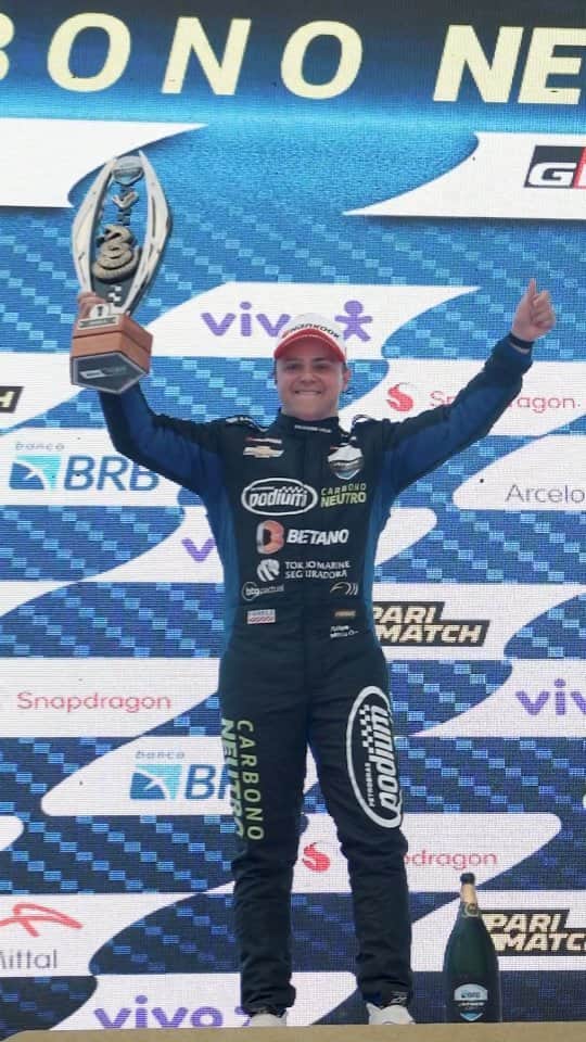 フェリペ・マッサのインスタグラム：「ACELERAAAA MASSA! 🏆🏁🏆🏁🏆🏁 Um dia para ficar marcado na história! Essa é a primeira de muitas vitórias na Stock Car.  Nosso piloto venceu hoje a segunda corrida da Stock Car na 11ª etapa, em Cascavel conquistando o 1° lugar de forma inédita e emocionante!  É uma alegria ver o Felipe Massa com a sua equipe Lubrax | Podium Stock Car Team em primeiro lugar no pódio.」