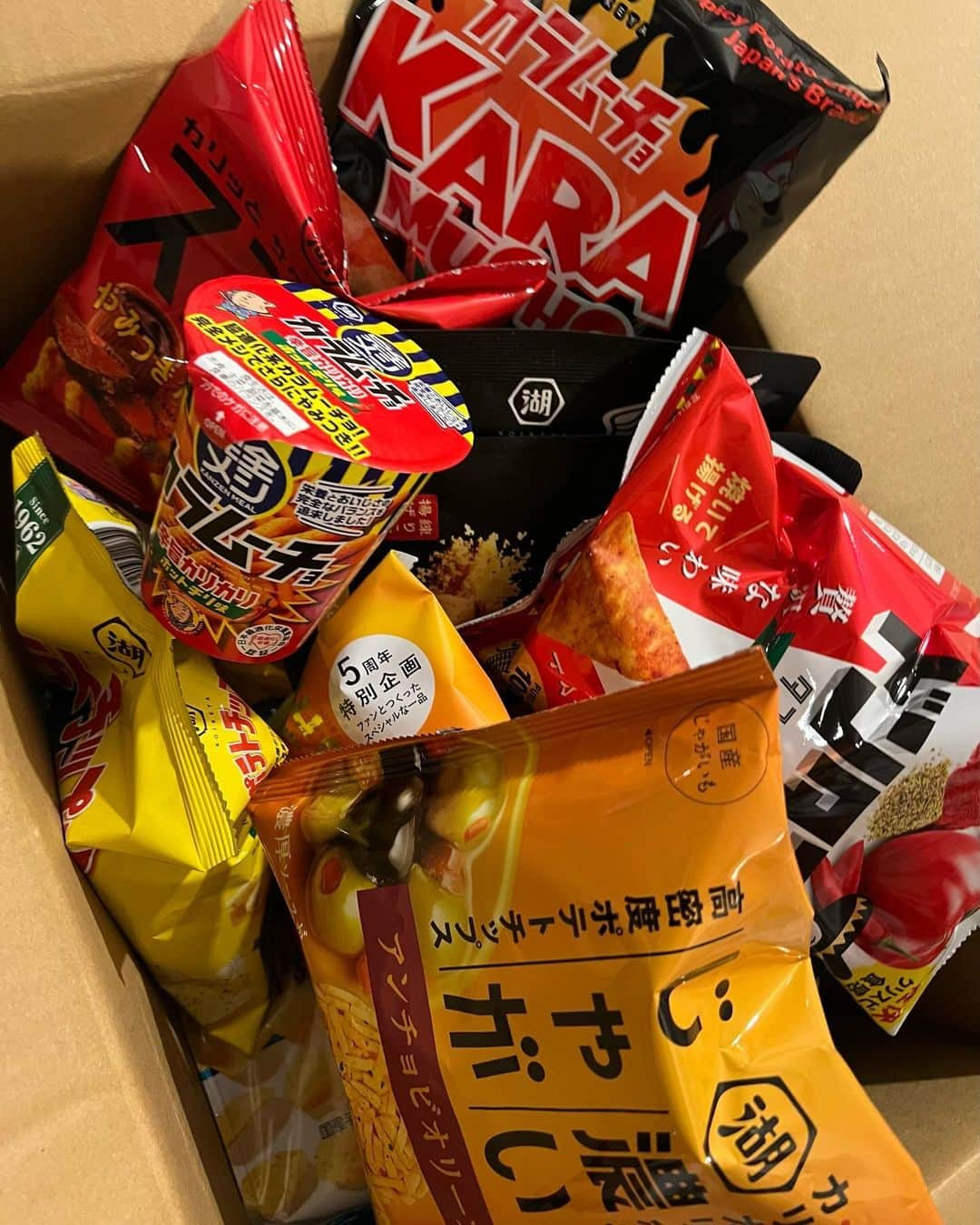 甘糟記子さんのインスタグラム写真 - (甘糟記子Instagram)「先週の夕飯。 豊洲の食材のラストは、しめ鯖、焼き鮭、白子のムニエルです(o^^o)  あとは松茸と栗と鶏肉の炊き込みご飯、豚汁、山芋、サラダ。  うちは基本肉が多いので、豊洲に行った週だけ割と魚メインな物が食卓に並びます(≧∀≦)  子供達もやっぱり肉の方が好きなので、ついついね(〃ω〃)  3枚目はちょうど届いたふるさと納税のりんご！ りんごは3つくらい申し込んでたんだけど、10日ズレずつくらいで届いてます（笑）  4枚目は愛たるベジタブルさんで取り寄せたみかん！！ @italvegetable  無農薬の安心みかん(๑>◡<๑) 可愛い小粒ちゃんも沢山あって、甘くてとっても美味しいのです╰(*´︶`*)╯♡  最後は株主優待できた湖池屋のお菓子！  今株価上がったので売ってもいいな〜と思いつつ、子供達もお菓子楽しみにしてるのでとりあえず保留みたいな（笑）  新製品から定番のものまで色々入ってて楽しい詰め合わせです(≧∀≦)  11月の終わりは色々株主優待が届くので、個人的にワクワク期間！  でも期限切れになるものも沢山あるので、早く食べに行かねばです！  #甘糟ご飯#夕飯#お家ご飯#家ご飯#炊き込みご飯#土鍋飯#ふるさと納税#株主優待」11月27日 6時11分 - norihey924