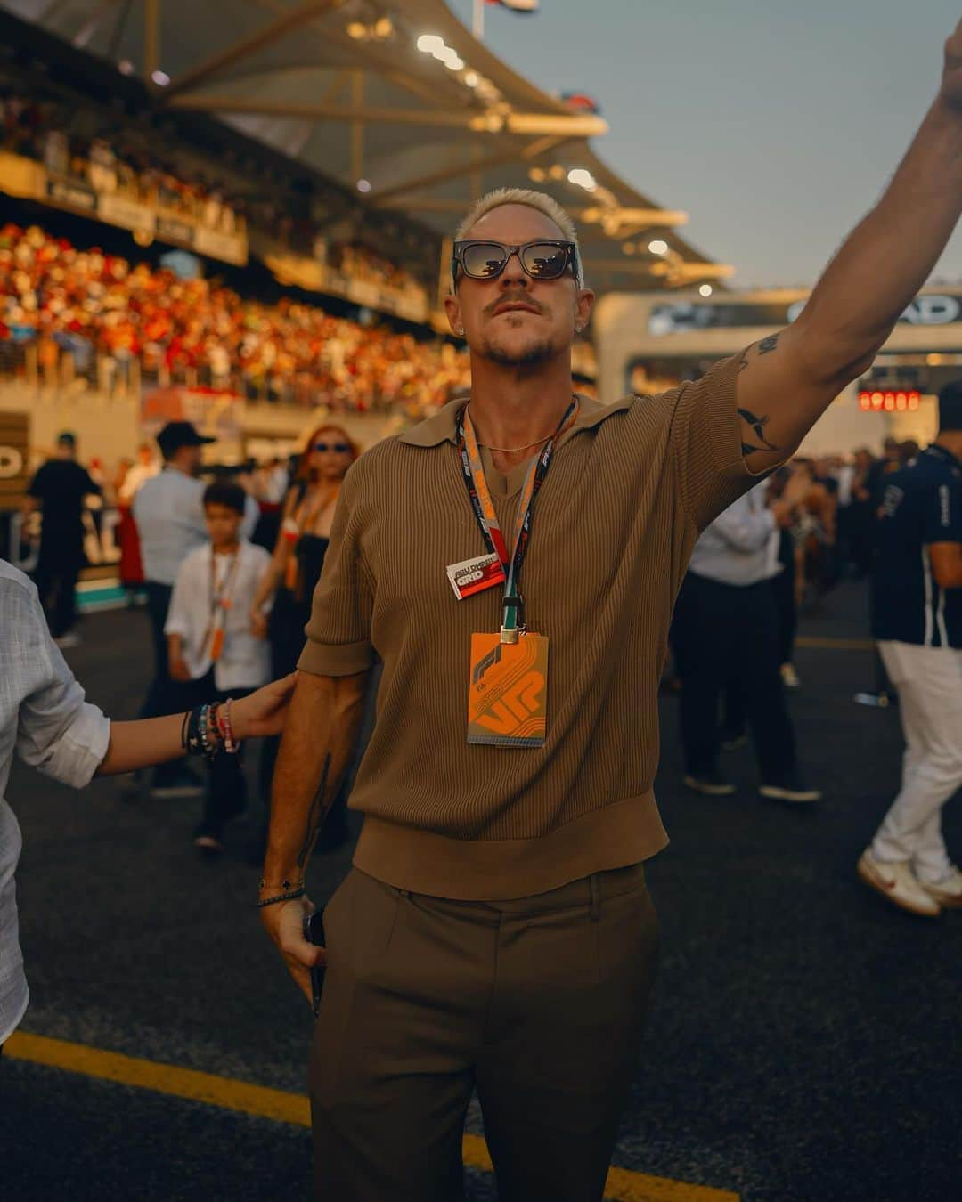 ディプロのインスタグラム：「just gonna keep showing up to f1 races until a team signs me」