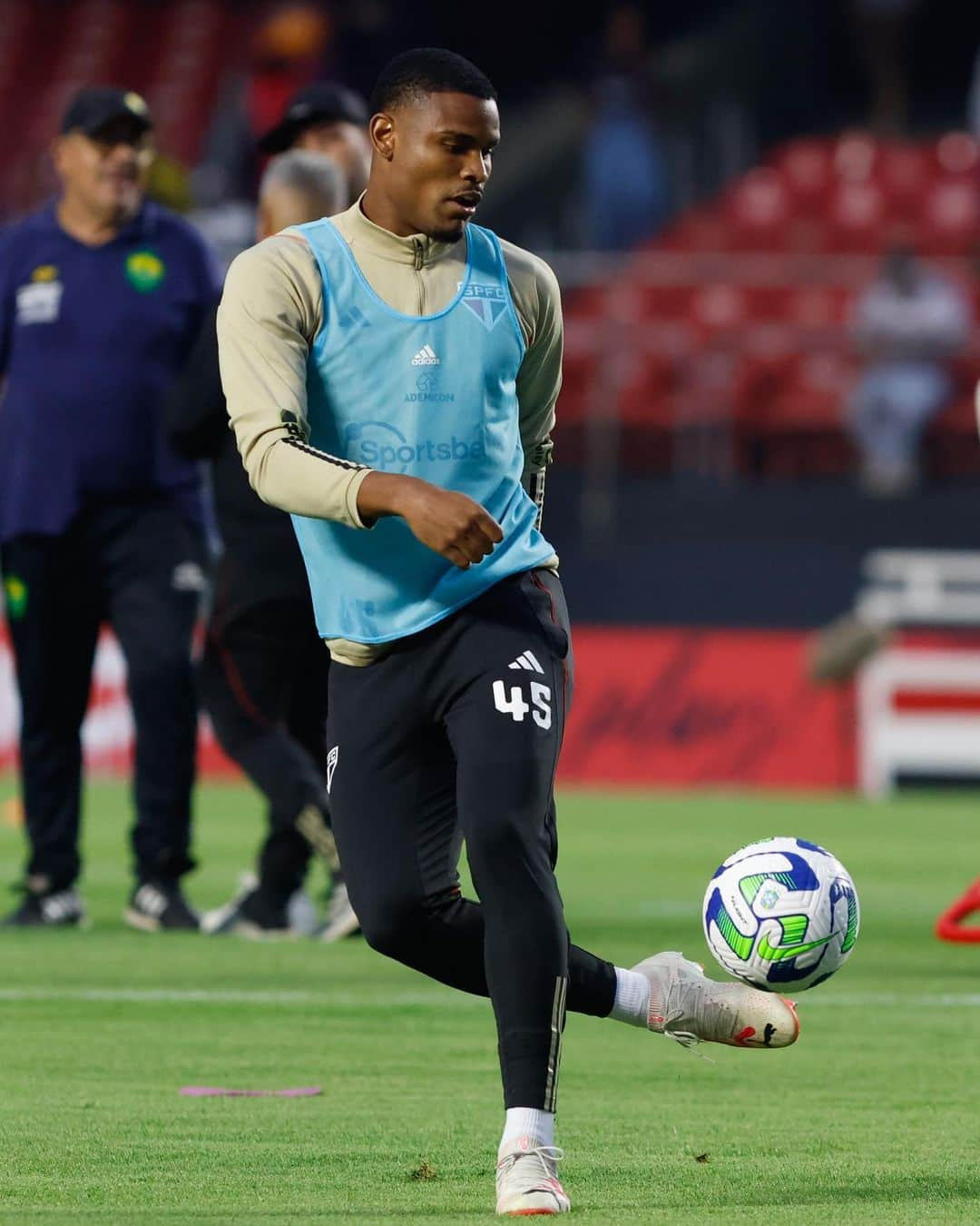 São Paulo FCのインスタグラム：「🔥 Aquecimento concluído!   #VamosSãoPaulo 🇾🇪  📸 Rubens Chiri / saopaulofc」