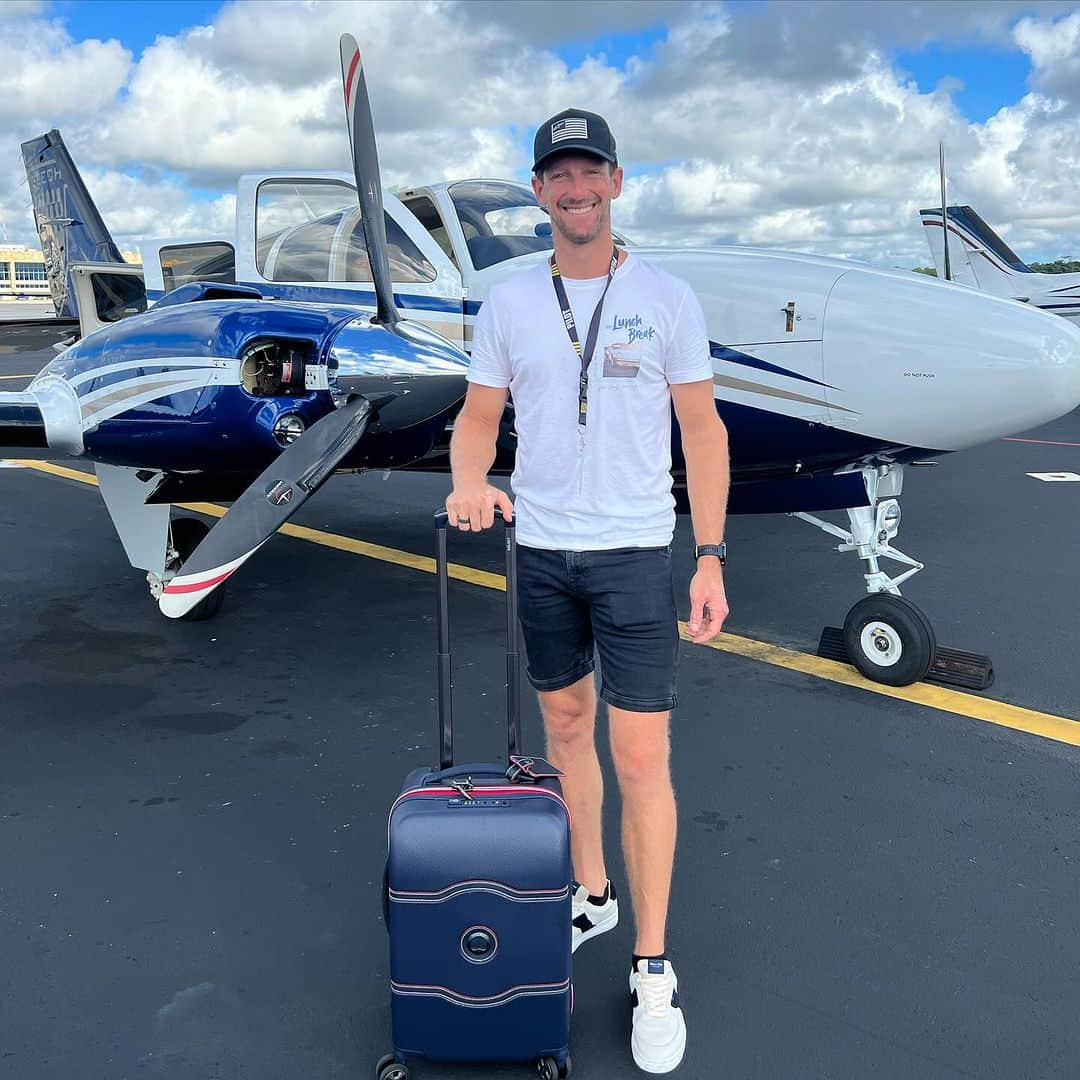 ロマン・グロージャンのインスタグラム：「Cancun to Miami with captain Phoenix and my copilot @mariongrosjean Enjoyed a few days off in Mexico 🇲🇽 @delseyofficial」