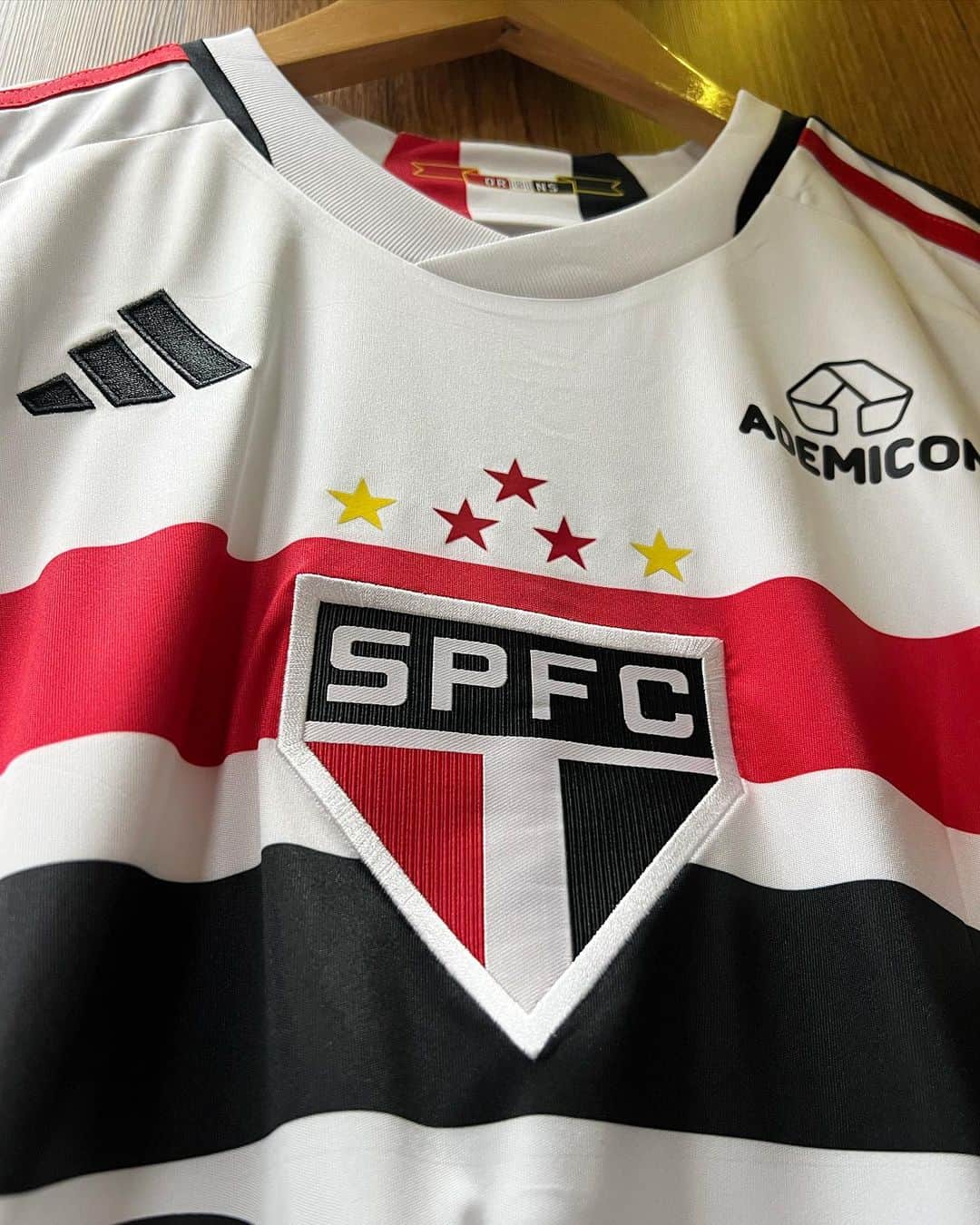 São Paulo FCさんのインスタグラム写真 - (São Paulo FCInstagram)「❤️🤍🖤  🛒 @spmaniaoficial   #VamosSãoPaulo 🇾🇪」11月27日 6時17分 - saopaulofc