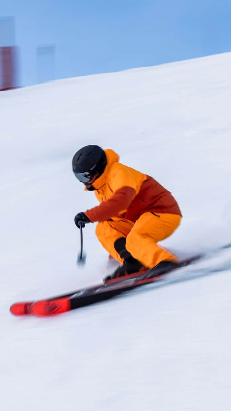 ロシニョールのインスタグラム：「Unleash your carving skills!  Every turn. Any terrain. Across the resort 🔥  Discover our all mountain range at rossignol.com and gear up for this winter. ⛷️  #Anotherbestday  🎥 @ludochauchaix」