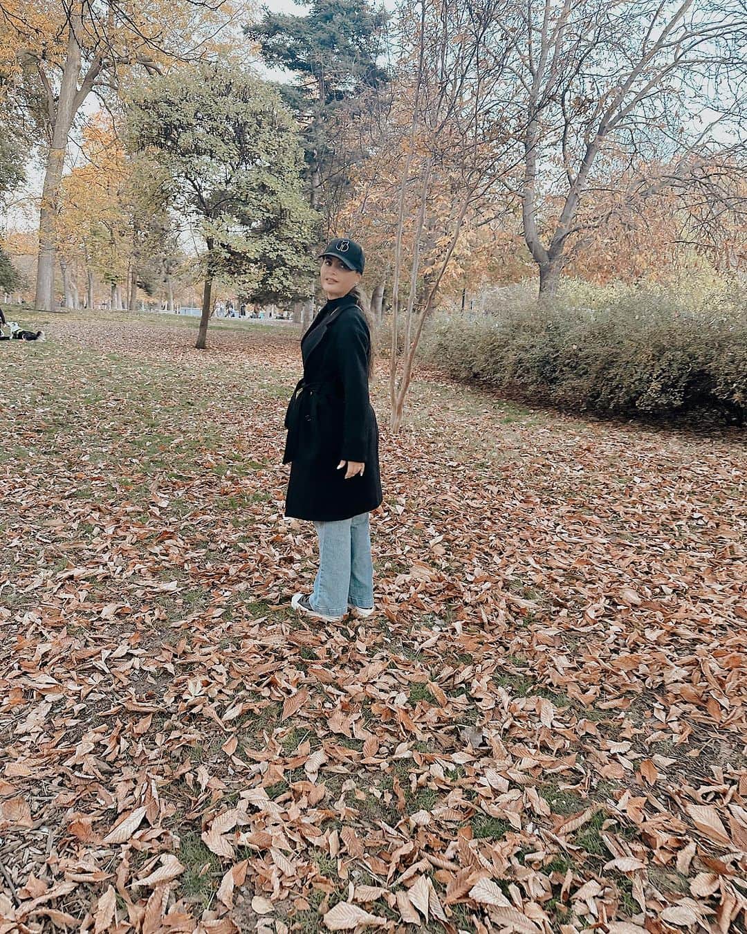 Chiquinquira Delgadoさんのインスタグラム写真 - (Chiquinquira DelgadoInstagram)「Madrid de mi ♥️  - Puedo caminar por horasss por tus hermosas calles, de hecho lo hago y es de mis terapias preferidas 👣 -Tu cielo es el mas azul de todos🙌🏻 - Soy enamorada de tus mercados y las maravillas que encuentro, del huerto al plato🙌🏻 - Ella, una de mis mayores razones para estar agradecida👧🏻 #carlota - El barrio Justicia, de mis rincones favoritos🙃 - Madrid está llena de gente que quiero y extraño @robertoramosmakeup 🇻🇪  - Frio, navidad, y ♥️ - Le quedó deliciosa a Carlota 🏚️🤶 - El parque El Retiro en el otoño es 🙌🏻 , que maravilla en el corazon de #madrid   #muchneededbreak ⏸️ #thanksgivingbreak」11月27日 6時18分 - chiqui_delgado