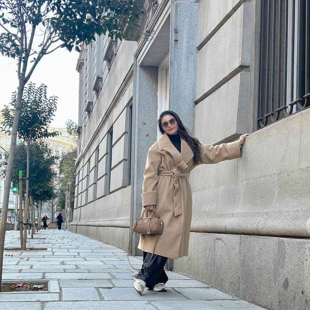 Chiquinquira Delgadoさんのインスタグラム写真 - (Chiquinquira DelgadoInstagram)「Madrid de mi ♥️  - Puedo caminar por horasss por tus hermosas calles, de hecho lo hago y es de mis terapias preferidas 👣 -Tu cielo es el mas azul de todos🙌🏻 - Soy enamorada de tus mercados y las maravillas que encuentro, del huerto al plato🙌🏻 - Ella, una de mis mayores razones para estar agradecida👧🏻 #carlota - El barrio Justicia, de mis rincones favoritos🙃 - Madrid está llena de gente que quiero y extraño @robertoramosmakeup 🇻🇪  - Frio, navidad, y ♥️ - Le quedó deliciosa a Carlota 🏚️🤶 - El parque El Retiro en el otoño es 🙌🏻 , que maravilla en el corazon de #madrid   #muchneededbreak ⏸️ #thanksgivingbreak」11月27日 6時18分 - chiqui_delgado