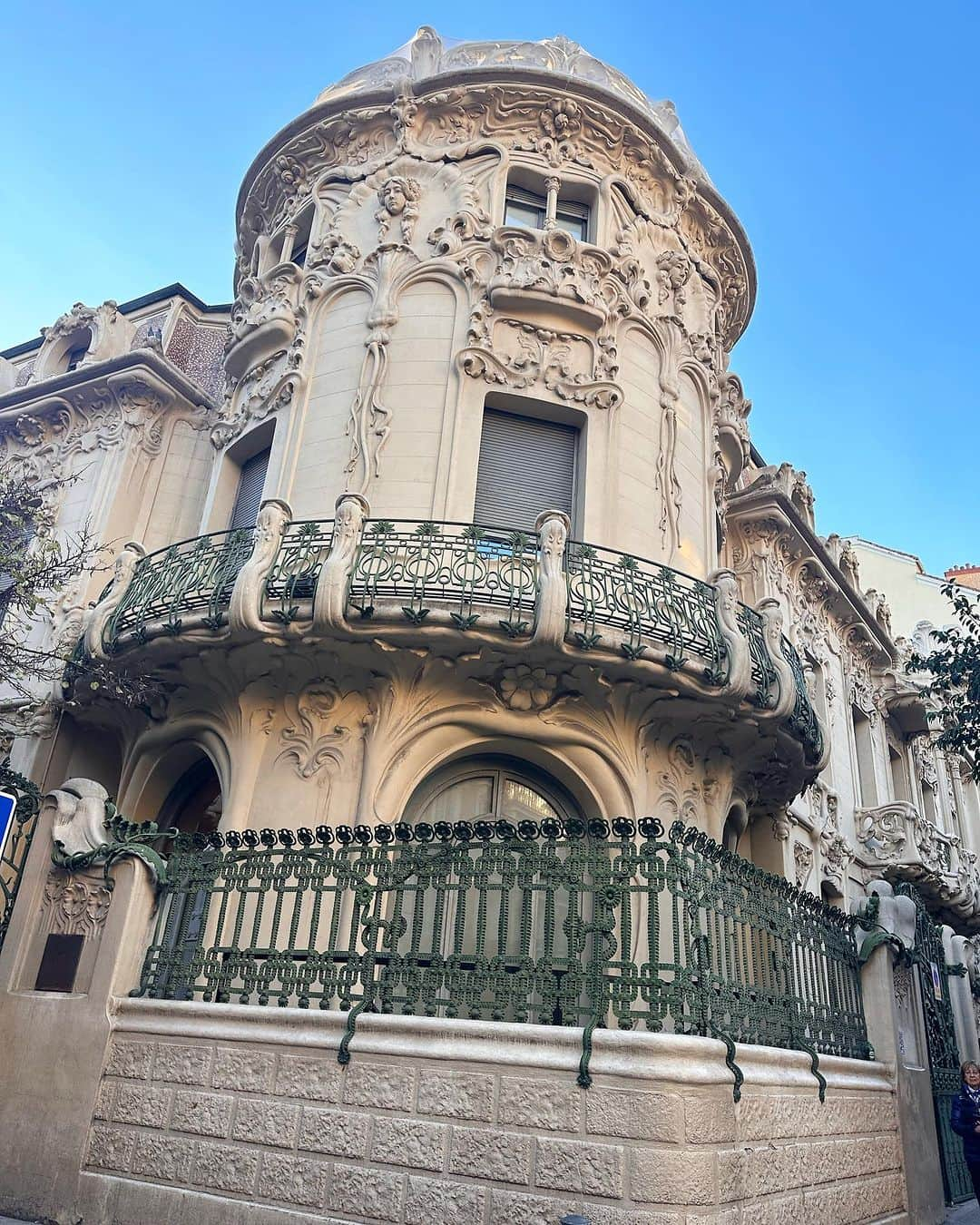 Chiquinquira Delgadoさんのインスタグラム写真 - (Chiquinquira DelgadoInstagram)「Madrid de mi ♥️  - Puedo caminar por horasss por tus hermosas calles, de hecho lo hago y es de mis terapias preferidas 👣 -Tu cielo es el mas azul de todos🙌🏻 - Soy enamorada de tus mercados y las maravillas que encuentro, del huerto al plato🙌🏻 - Ella, una de mis mayores razones para estar agradecida👧🏻 #carlota - El barrio Justicia, de mis rincones favoritos🙃 - Madrid está llena de gente que quiero y extraño @robertoramosmakeup 🇻🇪  - Frio, navidad, y ♥️ - Le quedó deliciosa a Carlota 🏚️🤶 - El parque El Retiro en el otoño es 🙌🏻 , que maravilla en el corazon de #madrid   #muchneededbreak ⏸️ #thanksgivingbreak」11月27日 6時18分 - chiqui_delgado