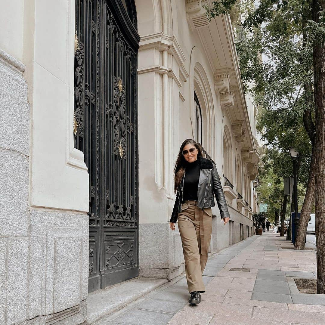 Chiquinquira Delgadoのインスタグラム：「Madrid de mi ♥️  - Puedo caminar por horasss por tus hermosas calles, de hecho lo hago y es de mis terapias preferidas 👣 -Tu cielo es el mas azul de todos🙌🏻 - Soy enamorada de tus mercados y las maravillas que encuentro, del huerto al plato🙌🏻 - Ella, una de mis mayores razones para estar agradecida👧🏻 #carlota - El barrio Justicia, de mis rincones favoritos🙃 - Madrid está llena de gente que quiero y extraño @robertoramosmakeup 🇻🇪  - Frio, navidad, y ♥️ - Le quedó deliciosa a Carlota 🏚️🤶 - El parque El Retiro en el otoño es 🙌🏻 , que maravilla en el corazon de #madrid   #muchneededbreak ⏸️ #thanksgivingbreak」