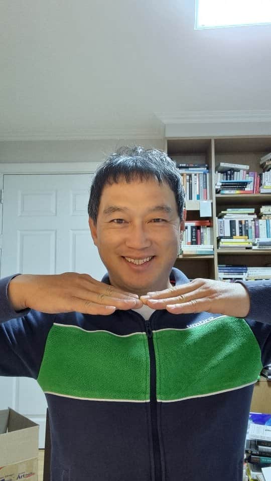 コ・ミョンファンのインスタグラム：「아침긍정확언 727일째!  균형감각!!!  #고명환  #고명환글 #고명환낭독 #오디오북 #비디오북치열하게시리즈 #독서스타그램 #글쓰기 #인문학 #북스타그램 #책스타그램 #경제적자유 #아침긍정확언 #이책은돈버는법에관한이야기 #천일동지 #1000일동지 #천동 #나는어떻게삶의해답을찾는가」