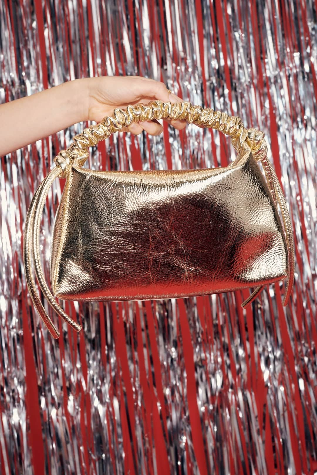 ロンハーマンさんのインスタグラム写真 - (ロンハーマンInstagram)「The Holiday Party Accessories edit! Manolos, metallics and mini bags ✨」11月27日 6時30分 - ronhermanstore