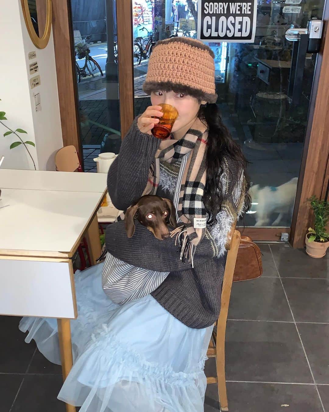 solsolのインスタグラム：「김탄지랑 동네 카페 마실…☕️분위기 있게 커피를 마시려 했으나 강아지 친구를 보고 짖어서 추운 밖으로 퇴출..ㅋㅋ☃️ (마지막 사진은 추워서 슬픈 나)」