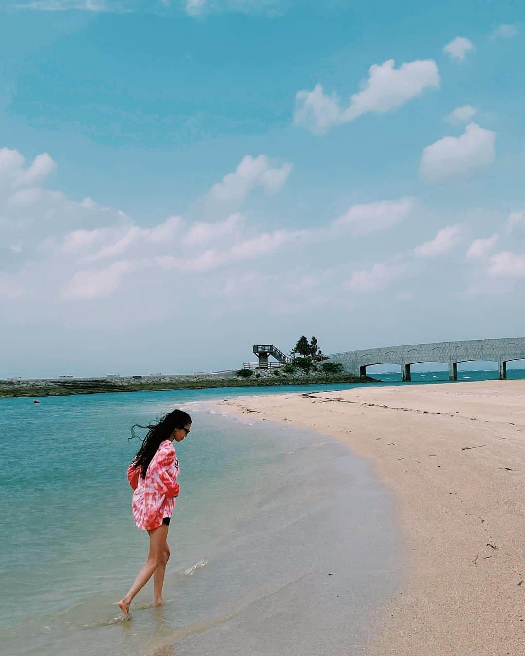 tsubame408のインスタグラム：「. 11月の沖縄、最高だった🌞 死ぬほど綺麗な海🏖 沖縄は色々考えさせられるね。 色々学び足りない。  .  #tokyo#tattoogilr#punkgirl#supergirl#swallowsnest_clothe#tsubame_私服#PUNKGIRL#tokyostyle#drmartens#streetsnap」