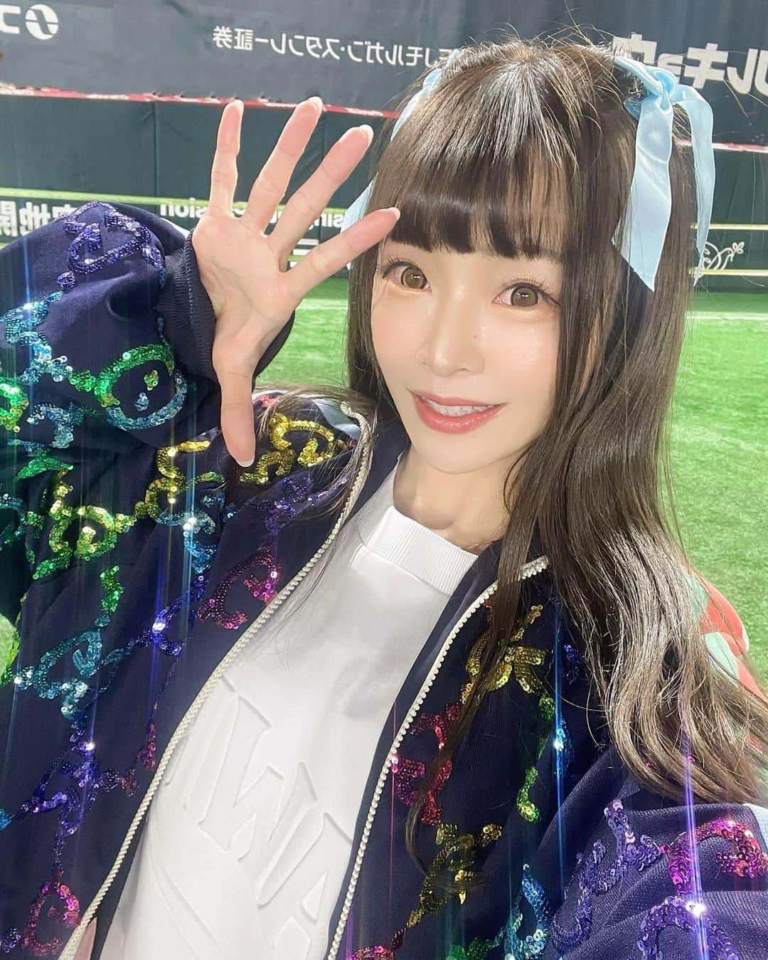 紗々木りんさんのインスタグラム写真 - (紗々木りんInstagram)「🐰⚾️📛  鷹奉祭2023🩵🩵  今年も選手の試合以外の一面を見たり ふれあったりとっても楽しい 一日になりました.*꒰ᐢɞ̴̶̷ ·̫ ɞ̴̶̷ᐢ꒱っ◝💗  家に紙チケ忘れて出遅れたけど コンコースでごはん買ったら 学生証もらえた🥹🩵🩵🩵 柊太くんで絶叫してしまったよ🫰🏻  2ショット撮影は、木村大成くんと🫶🏻 推しの子のポーズやってもらったよ🥹🩷 たいみょんありがとう🫶🏻🫶🏻🫶🏻  りんちゃんコミュ障だから 誰にも合わずに帰りました🥹 連絡くださった方々ごめんなさい！  ×××  #鷹奉祭 #鷹奉祭2023 #ファンフェス #ファン感  #sbhawks #softbankhawks  #ホークス #ホークスファン  #ソフトバンクホークス #野球  #タカガール #鷹ガール #野球女子 #インスタ野球女子 #paypayドーム  #野球観戦 #プロ野球 #baseball #福岡 #fukuoka #推し活 #木村大成 #選手」11月26日 21時33分 - rinn_sh_