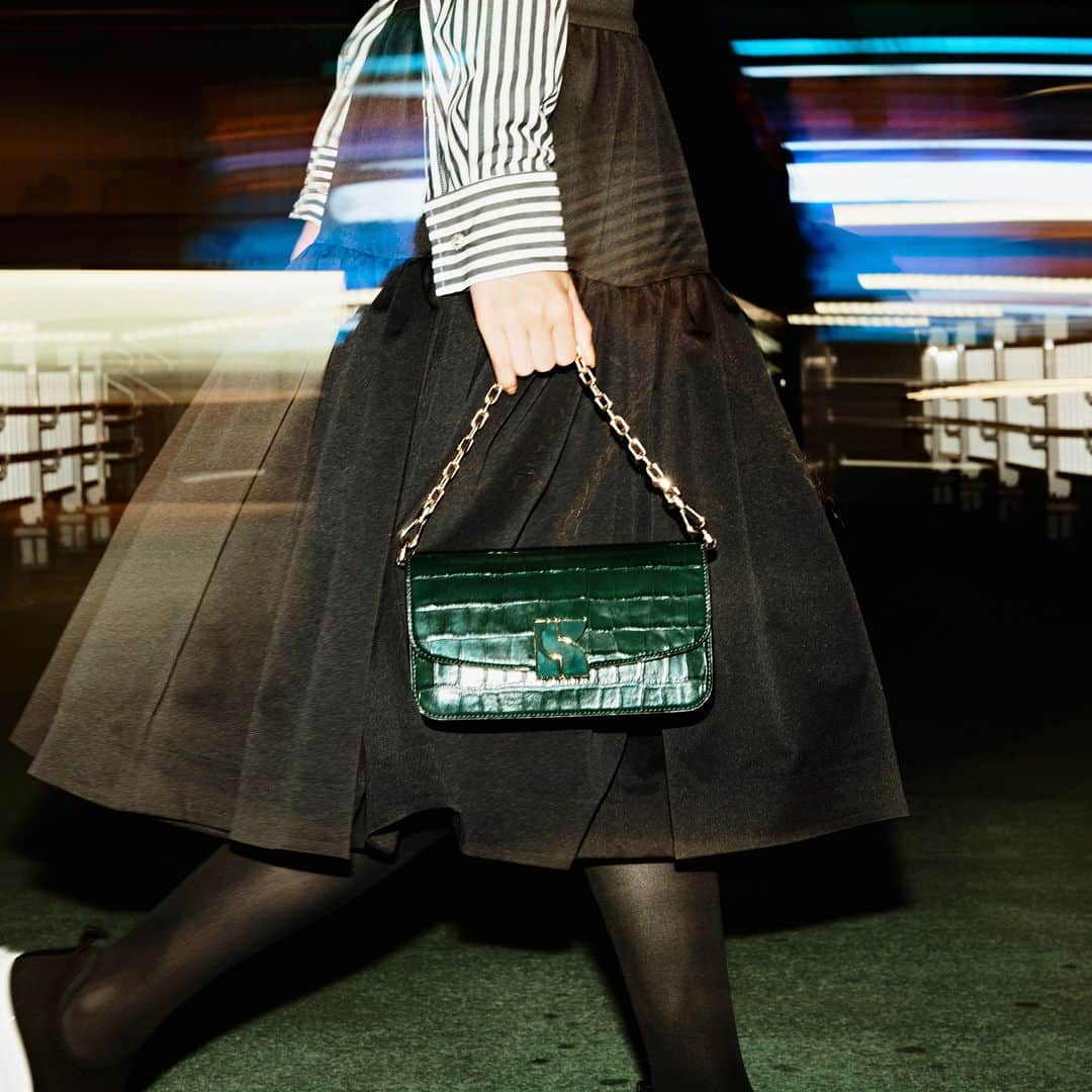 ケイト・スペードのインスタグラム：「溢れる光、軽い足取り  #katespadeny #katespadejapan #ケイトスペード #ケイトスペードニューヨーク」