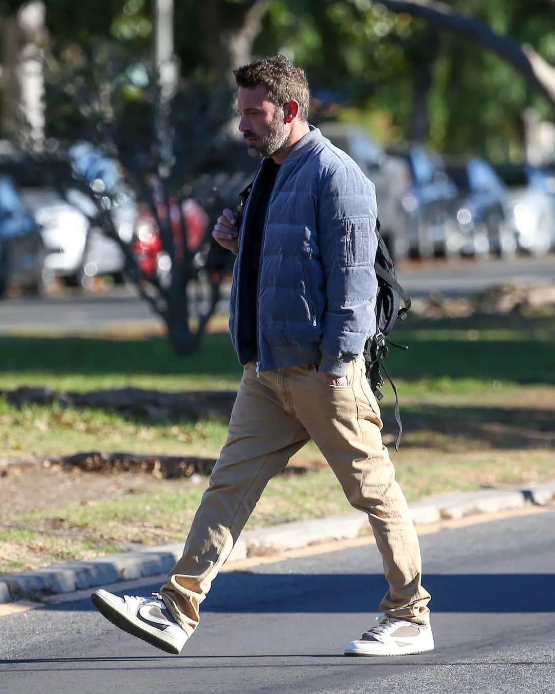 GQさんのインスタグラム写真 - (GQInstagram)「Ben Affleck is a low-key sneaker legend. He sent the online sneakerhead community into an uproar by wearing the unreleased Travis Scott x Air Jordan 1 High OG ‘Chicago,’ which no one had seen before. This month, he was spotted walking around in the “Skate Like a Girl” Dunks from Nike SB—as well as another pair of Travis Scott Jordan 1s, this time the low-top mochas.   This is no gimmick. Ben Affleck is a bona fide sneakerhead. Read more at the link in bio.」11月26日 22時05分 - gq