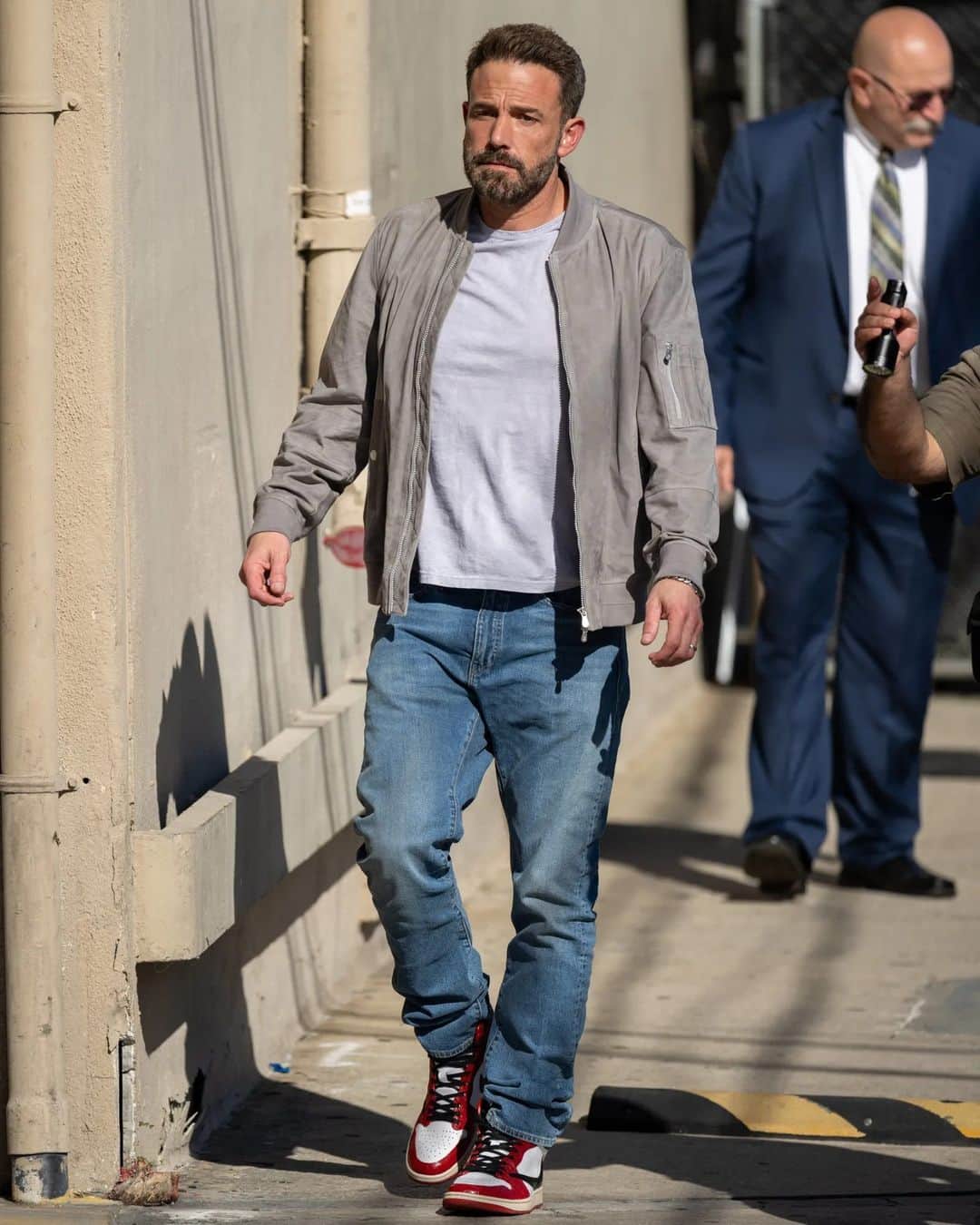 GQのインスタグラム：「Ben Affleck is a low-key sneaker legend. He sent the online sneakerhead community into an uproar by wearing the unreleased Travis Scott x Air Jordan 1 High OG ‘Chicago,’ which no one had seen before. This month, he was spotted walking around in the “Skate Like a Girl” Dunks from Nike SB—as well as another pair of Travis Scott Jordan 1s, this time the low-top mochas.   This is no gimmick. Ben Affleck is a bona fide sneakerhead. Read more at the link in bio.」