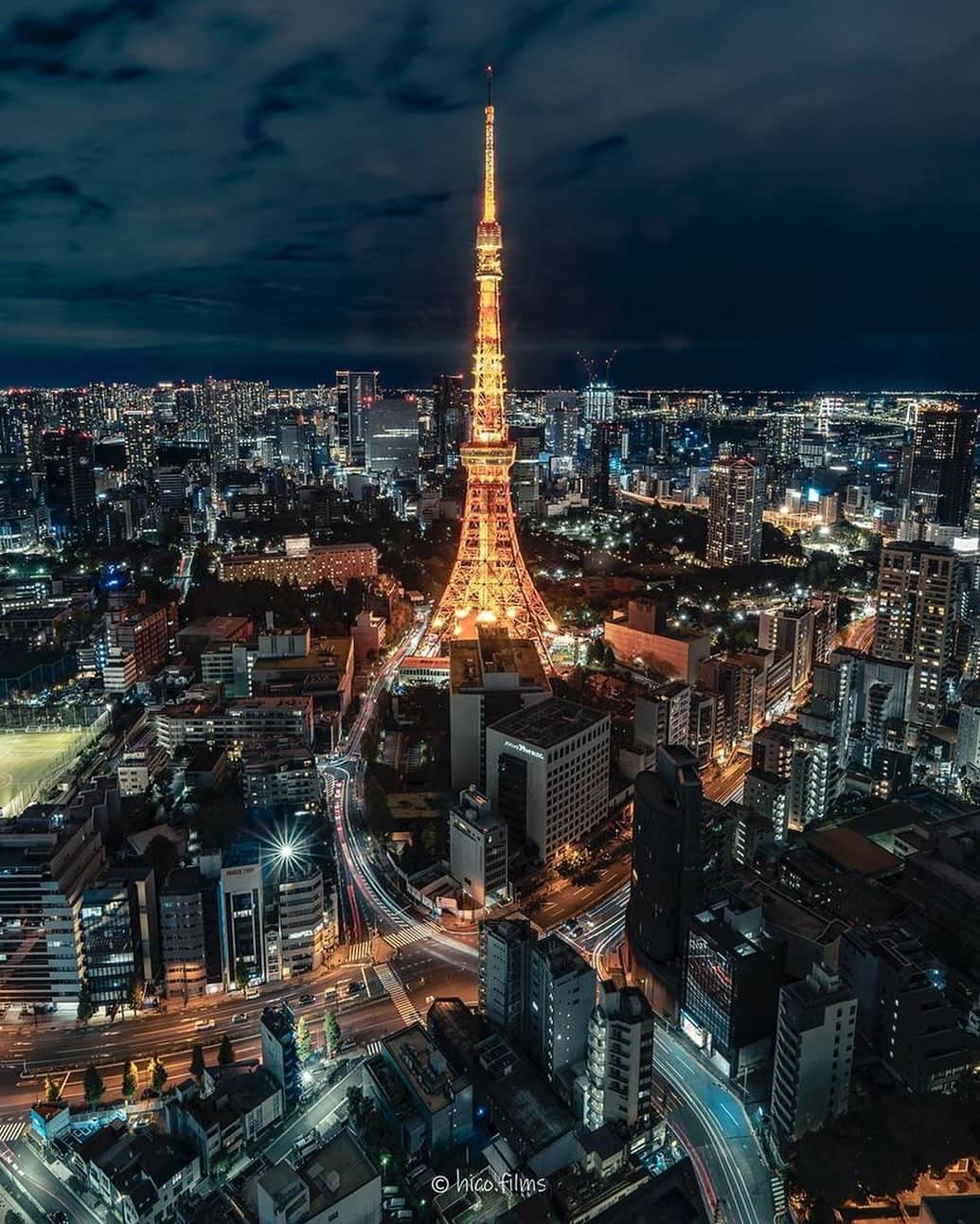 東京タワーのインスタグラム：「. 11月24日（金）にオープンし 早くも話題沸騰中の麻布台ヒルズ。   東京タワーから徒歩5分のこの場所に 新たな『東京タワー撮影スポット』が誕生しました！   Your Tokyo Tower🗼にも 麻布台ヒルズから撮影されたお写真が たくさん投稿されています✨🖐️   そして、記念すべき最初の御紹介は @hico.films さんのお写真！   素敵なお写真をありがとうございました😊  ———————————  【 お知らせ 】  ■ 公式LINE  東京タワー公式LINEでは 東京タワーのイベント情報を お届けしています！  詳細はプロフィールにあるリンクから↓ @tokyotower_official  ■ Your Tokyo Tower 🗼  # your_tokyotowerで あなたの東京タワーをリポスト！  @tokyotower_official の タグ付けをしてくれると見つけやすいよ！  皆様からの投稿 どしどしお待ちしております！  ———————————  #東京タワー #東京タワー🗼  #tokyotower #tokyotower🗼  #麻布台  #麻布台ヒルズ」