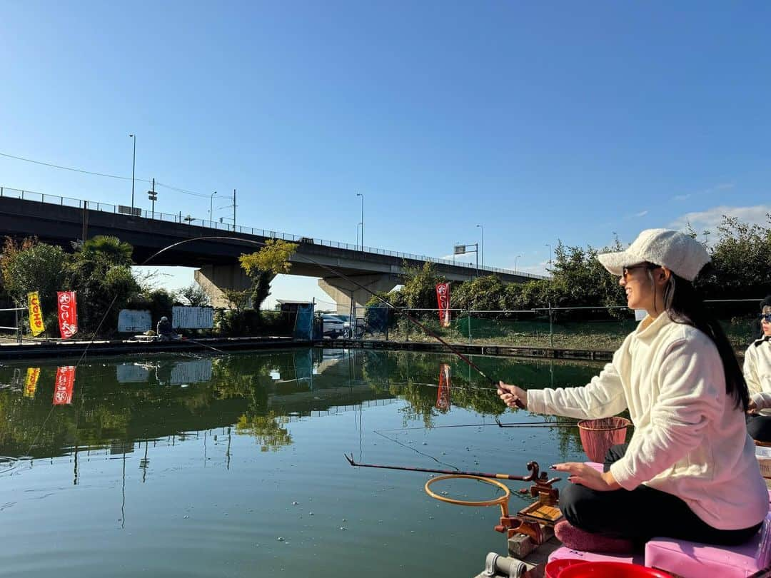 片原恵麻さんのインスタグラム写真 - (片原恵麻Instagram)「厚木へら鮒センターさん🐟  両グルテンの宙釣り！  寒いかなぁと思っていたら想定外の暖かさで、朝からコンスタントにあたりもあって楽しかった～⤴︎︎⤴︎︎  #pr#マルキユー#プライムエリア#へらにハマってもいいですか  #へら釣り#ヘラブナ#ヘラブナ釣り#primearea#釣りガール#釣り女子#ZEQUE#偏光サングラス#タレックス#TALEX#bunnywalk」11月26日 21時36分 - emma_katahara