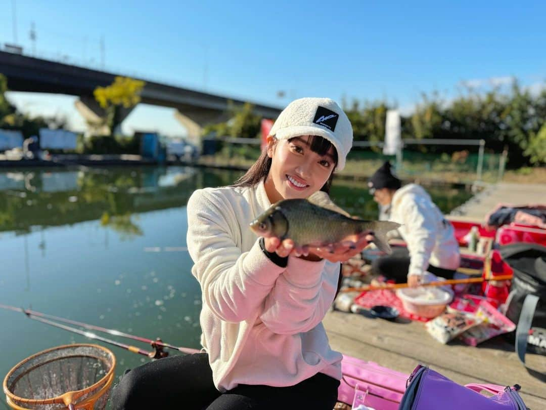 片原恵麻さんのインスタグラム写真 - (片原恵麻Instagram)「厚木へら鮒センターさん🐟  両グルテンの宙釣り！  寒いかなぁと思っていたら想定外の暖かさで、朝からコンスタントにあたりもあって楽しかった～⤴︎︎⤴︎︎  #pr#マルキユー#プライムエリア#へらにハマってもいいですか  #へら釣り#ヘラブナ#ヘラブナ釣り#primearea#釣りガール#釣り女子#ZEQUE#偏光サングラス#タレックス#TALEX#bunnywalk」11月26日 21時36分 - emma_katahara