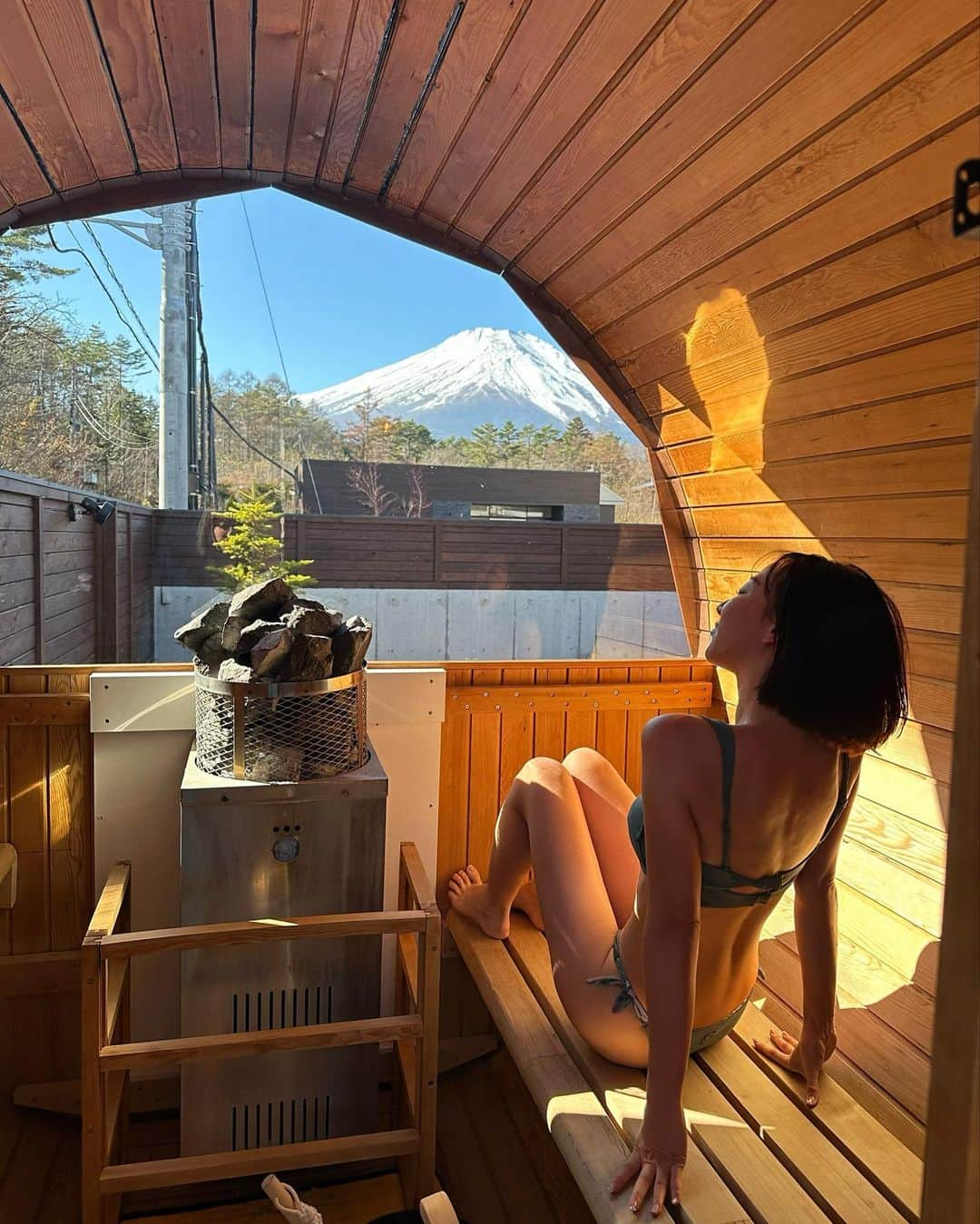 秋倉諒子のインスタグラム：「富士山見ながらサウナ最高♨️ ずーっと入ってました🛁 夜はプールの水が凍ってたよ😆  お部屋も広くて、ご飯もとーっても美味しくて大満足っ！ 星も綺麗過ぎた〜⭐️ また行きたいなぁ☺️  @pvgfujiyamanakako_official  @marinetopia__resort   #sauna#グランピング#サウナ#サウナ女子#富士山」