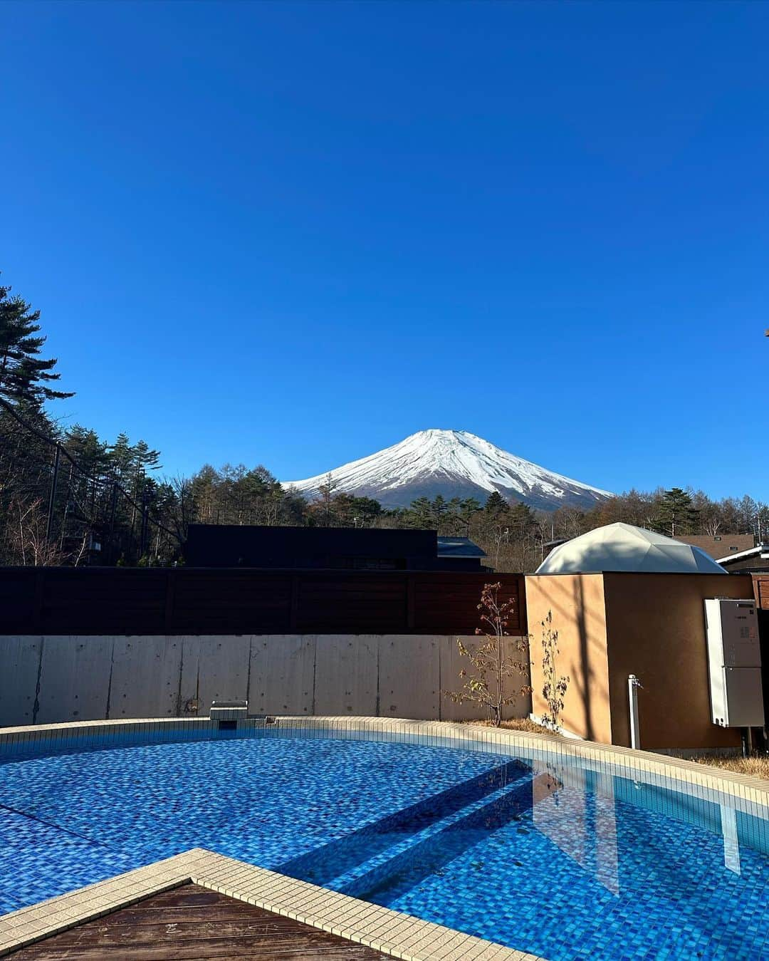 秋倉諒子さんのインスタグラム写真 - (秋倉諒子Instagram)「富士山見ながらサウナ最高♨️ ずーっと入ってました🛁 夜はプールの水が凍ってたよ😆  お部屋も広くて、ご飯もとーっても美味しくて大満足っ！ 星も綺麗過ぎた〜⭐️ また行きたいなぁ☺️  @pvgfujiyamanakako_official  @marinetopia__resort   #sauna#グランピング#サウナ#サウナ女子#富士山」11月26日 21時37分 - ryokoak45