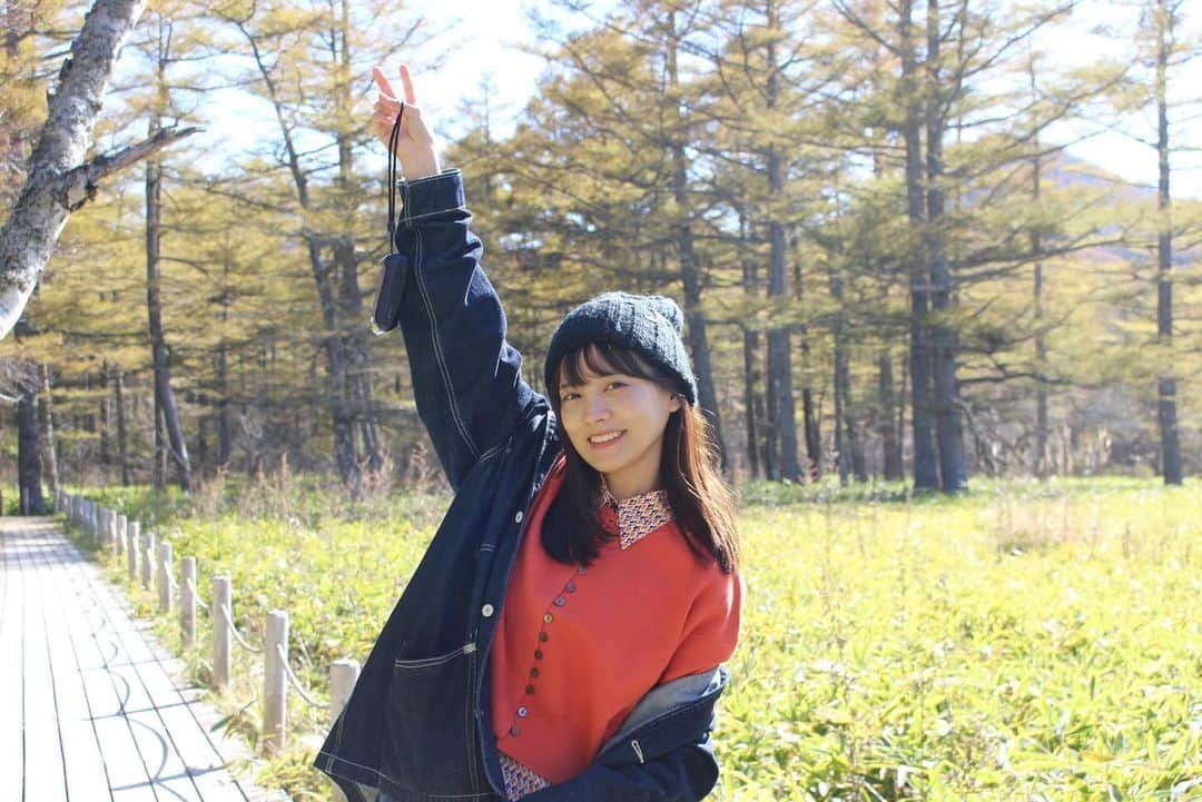 松永有紗のインスタグラム：「マネージャーです🦭  秋の装いの#松永 さん🍂 フィルムカメラの写真もいつの日か、、📷？？  #散歩 #フィルムカメラ #写真 #autumn  #film  #filmcamera  #photo  #happy #photography」