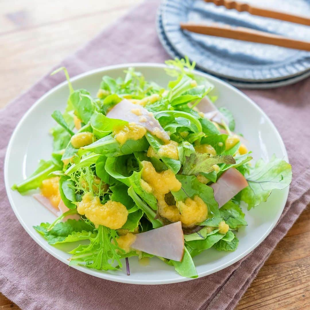 ぐっち夫婦のインスタグラム：「今日は柿をドレッシングにしてみました＾＾  ほんのり甘い味わいが美味しいので ぜひこの秋にお試しを〜✨  今日は「柿ドレッシング＆ベビーリーフとハムのサラダ」  🍳レシピ概要 柿とオリーブオイル、 酢、塩、こしょうをミキサーに入れて ドレッシングを作ります＾＾ ベビーリーフとハムの シンプルなサラダに 手作りドレッシングをかけて☺️  ☻☻ⒽⒺⓁⓁⓄ☻☻  「柿ドレッシング＆ベビーリーフとハムのサラダ」 🥞分量：2人分 ⏰調理時間：10分 ⭐️難易度：★☆☆  柿　1個 オリーブオイル　大さじ3 酢　大さじ2 塩　小さじ1/2 こしょう　少々  ベビーリーフ　適量　 ハム　適量  🐣下準備🐣 柿は皮を剥き、4等分にする。  🙋‍♂️ミキサーする🙋‍♀️ ミキサーに柿と調味料を入れて、ペースト状にする。  🙋‍♂️盛り付ける🙋‍♀️ ハムは食べやすい大きさに切る。ベビーリーフとハムを皿に盛り、ドレッシングをかける。  ***  秋らしいフルーツ、柿を ミキサーにかけて簡単 手作りドレッシングを作って！ シンプルなベビーリーフサラダに かけたら、柿の甘みが しっかり楽しめます＾＾ 簡単にドレッシングが作れるから、 ぜひやってみてください♪  ぐっち夫婦の今日なにたべよう？🙋‍♂️🍽🙋‍♀️  ***  🐣お知らせ🐣  📘✨好評発売中！ 「いろいろつくってきたけど、やっぱりこの味」  🎦 YouTube 【ぐっち夫婦のふたりごはん】でも レシピ配信しています〜！ 遊びにきてね🙋‍♂️🙋‍♀️ @gucci_fuufu  💬 LINEでレシピ検索できます！ @gucci_fuufu にて  ☻☻ⒽⒺⓁⓁⓄ☻☻  #japanesefood #japanesefoods #レシピ #料理記録 #手作り料理 #簡単レシピ #ふたりごはん#夕ご飯 #晩ご飯 #お家ご飯 #手料理 #今日のごはん #ぐっち夫婦 #料理好きな人と繋がりたい #秋レシピ #柿 #ドレッシング #サラダ」