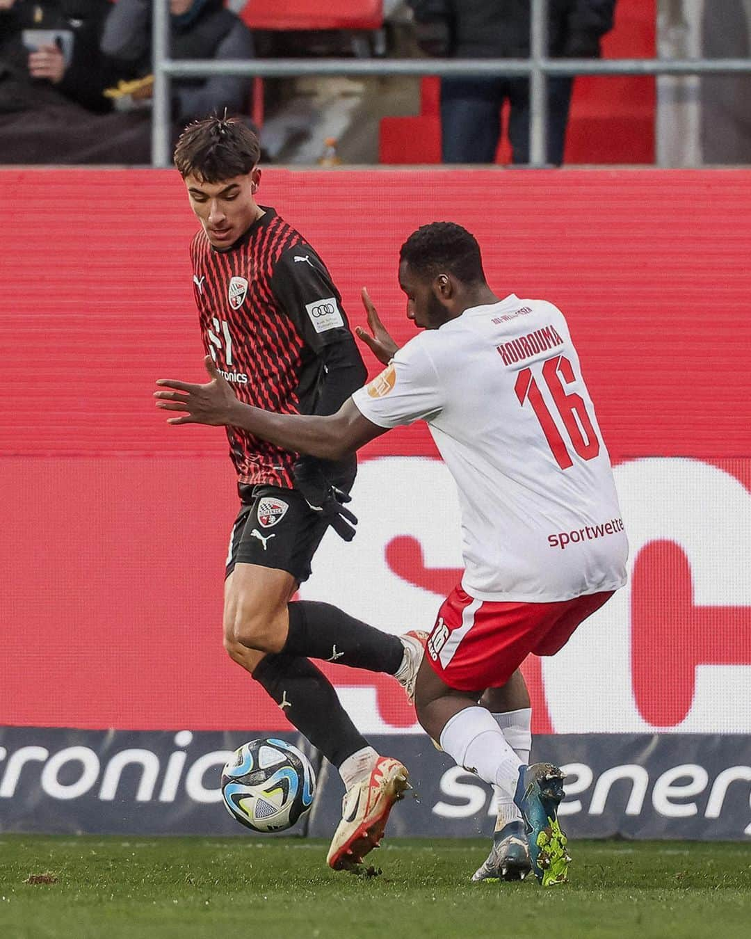 FCインゴルシュタット04のインスタグラム：「1⃣6⃣ Jahre, 1⃣1⃣ Monate, 1⃣2⃣ Tage: Deniz Zeitler avancierte mit seinem Einsatz gegen Essen zum jüngsten Schanzer, der jemals in einem Pflichtspiel für den FCI aufgelaufen ist. 🖤❤️  Glückwunsch zum Profi-Debüt, @deniz_ztl! 🙌 . . #Schanzer #Schanzerfürimmer #Ingolstadt #FCI #FCIngolstadt #soccer #fussball #football #futbol #Liga3 #3Liga #fu3ball #matchday #liga #rotweissessen #rwe #fcirwe #heimspiel #heimsieg #debütant #zeitler #denizzeitler #jungschanzer #nlz」