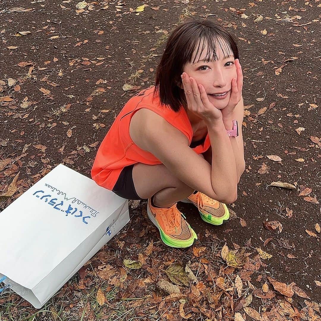 ぱつこのインスタグラム：「つくばマラソン無事完走✨  気づけばバセドウ病になってから初めてのフルマラソン🏃‍♀️ まだ薬は飲んでますが体調は少しずつ良くなっていき、ベスト出せたらいいなあと思っていままで練習してきました><  8月末にはベストボディジャパンに挑戦し、筋肉維持の為に走ることを控えるようになり、月間100キロも走れない月々が何ヶ月も続きました。  それでも筋トレはめっちゃしていたし、大会が終わって急いで走りに方向転換したけど、、ちょっと間に合わなかったでした😭距離がちょっとあまりにも積めなさすぎたかなあ。。今までで1番走れてない😱  スタートあたりはだいぶ調子が良くて、でも途中からペースが急にわからなくなっちゃって変に飛ばしてしまい、見事に後半垂れました🙏  タイムは手元の時計で3時間22分16秒🕰️ 自己ベストには2分届かずでした｡ﾟ(ﾟ´ω`ﾟ)ﾟ｡  わたしは暑いより寒いのが得意なので、この極寒は結構好きだったのですが35キロからガクンと足が動かなくなりどんどん失速してしまいました๐·°(৹˃̵﹏˂̵৹)°·๐  病気のせいや、筋トレをタイムがでなかった言い訳にしたくなかった。むしろ今後の人生で色んなことが襲いかかってきても諦めないで夢に向かって挑戦し続ければ絶対に頑張り続けた人にしか見えない何かがあるということを私ぱつこという人間を通して伝えたかった。  その体現のひとつとして、自己ベスト達成を目指していたけどその夢は今回叶いませんでした。まじでめっちゃ悔しくてゴール直後に勝手に涙が出てきて、ワンワン泣きながら歩いてたら友達に目撃されてそれからは1人で泣かずに済みました。よかった😂笑  今回私がみなさんに伝えられることは、頑張っても夢は簡単には手に入らないけど、夢に近づくための課題はわかったし、マイナスになってもまたスタート地点に戻れるってこと🏁  それに走るってやっぱり楽しいし 応援してくれる人の温かみって本当に私色んな人に支えられながら生きてるんだあって☺️人の温かみを感じることができる！  こんな素敵なスポーツはなかなかない！ もっと伝えていきたいな😌🩷  また1から頑張ろう✊✨  つくば走られた方お疲れ様でした！ そして応援してくださったみなさんありがとうございます！最後意識ほぼなくて声は聞こえてたけど返事できなくてごめんなさい🙇‍♀️」