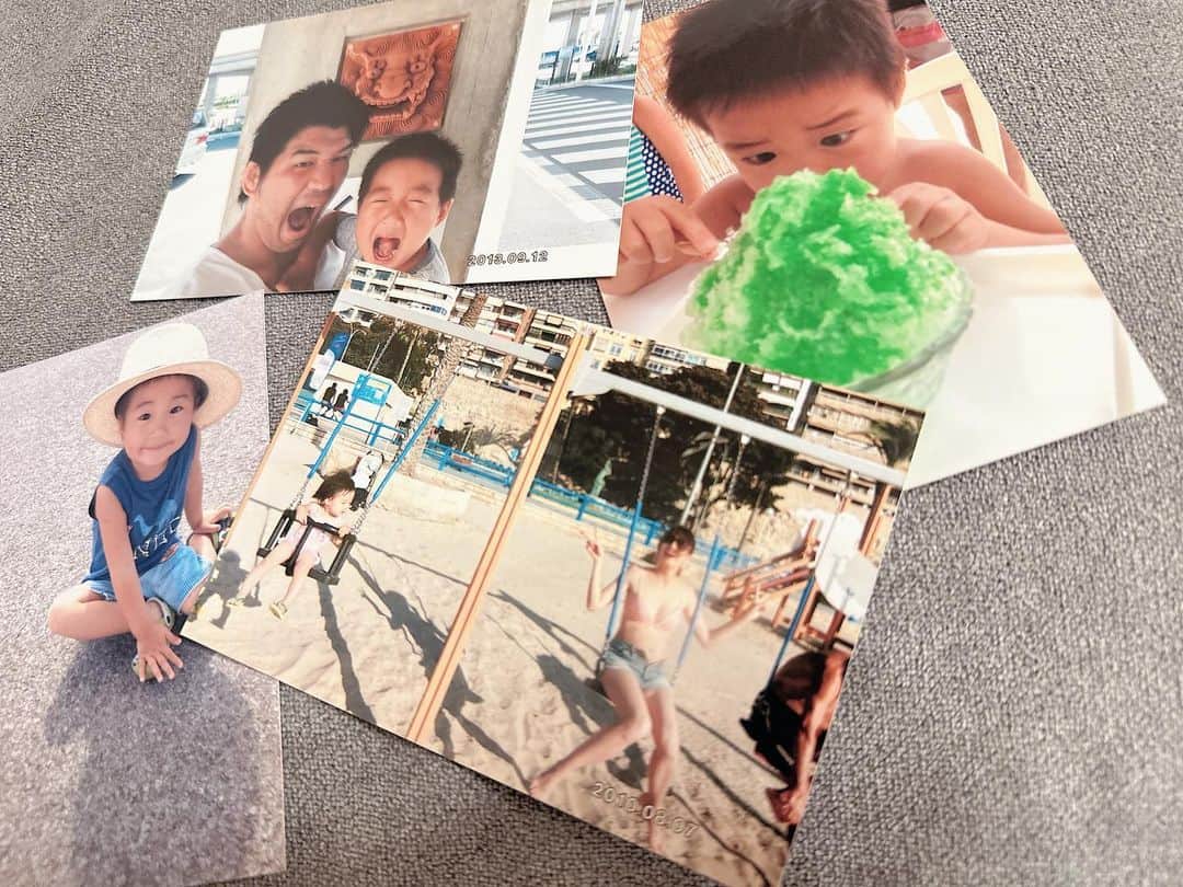 東原亜希のインスタグラム：「今日は息子の誕生日🎂 昔の写真が仕事で必要で、探してたのですが。そういえば子供たちに見せてなかったかも？と思い、みんなに見せたら大盛り上がりしまして、やはり現像するって大事だなぁって久々にまた写真プリントしようかなって思いました🤍🤍🤍  息子がお腹にいる時はスペインでお腹だしてビーチで娘とブランコ乗ってた🤣若い🤣なんの心構えもしてないときに健診でit's a boyと言われ、すごく驚いたのは鮮明に覚えていて。入院したりアレルギーがあったりビー玉飲み込んだり色々あったけども、ここまで大きくなってくれて🤍神様ありがとう✨13歳も楽しんでね〜」