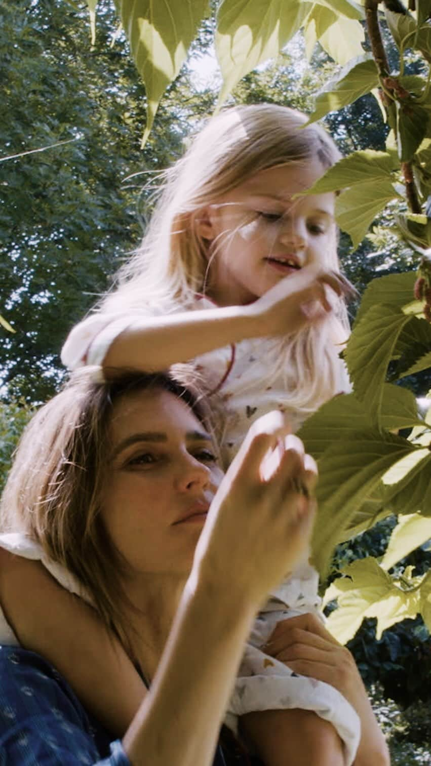 フェルナンダ・リマのインスタグラム：「Eu sou das plantas. Desde pequena vi minha mãe mexendo na terra, colocando cascas de fruta e de ovos nos buracos onde ia plantar, podando e fazendo descampado virar jardim, depois mato e floresta. E como o “fruto não cai longe do pé”, eu saí igualzinha. Já morei em muitas casas em muitas cidades. Já deixei minhas mudinhas plantadas, já colhi algumas frutas e deixei outras para os próximos moradores colherem. Não posso ver um pé de amora que já caio pra dentro. Fazer um chá de erva natural é dos meus maiores prazeres. Acompanhar o ciclo das plantas é cansativo e demorado, mas é uma grande escola. Ver minha filha interessada nisso dá um quentinho no meu coração, e quando ela me convida para “dar uma volta no jardim” pra colher temperos, sinto que ela nunca estará sozinha, pois as plantas escutam nossos lamentos e se fortalecem com nosso carinho. Essa é a segunda parte da minha visita ao universo Raiz… a versão estendida desse encontro você vê agora mesmo no meu canal do youtube. Link nos stories! Bom domingo.  Direção criativa e roteiro: @fernandalima Direção, fotografia e câmera: @marinabaggio_ Edição e legenda: @marinalins Trilha: Positano - Greg Reiter」