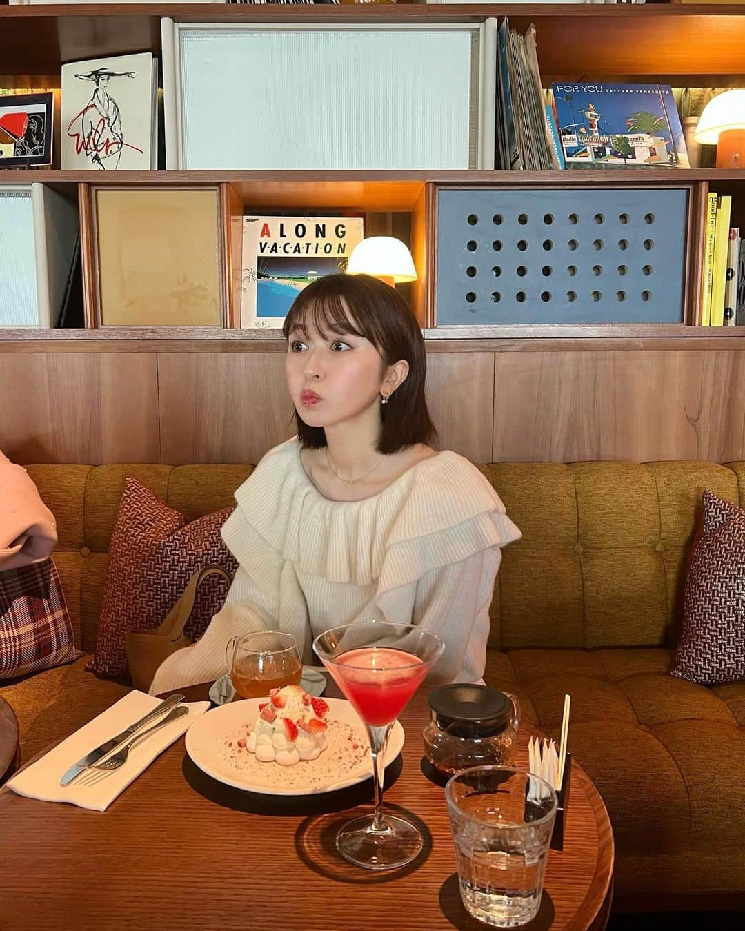 千葉由佳（ちばゆか）さんのインスタグラム写真 - (千葉由佳（ちばゆか）Instagram)「. 🤨😆🥴 表情が豊かだとたくさん写真送ってくれた🤣🍓 苺スイーツ美味しくて浮かれてたのかも🍰」11月26日 21時42分 - chibayuka