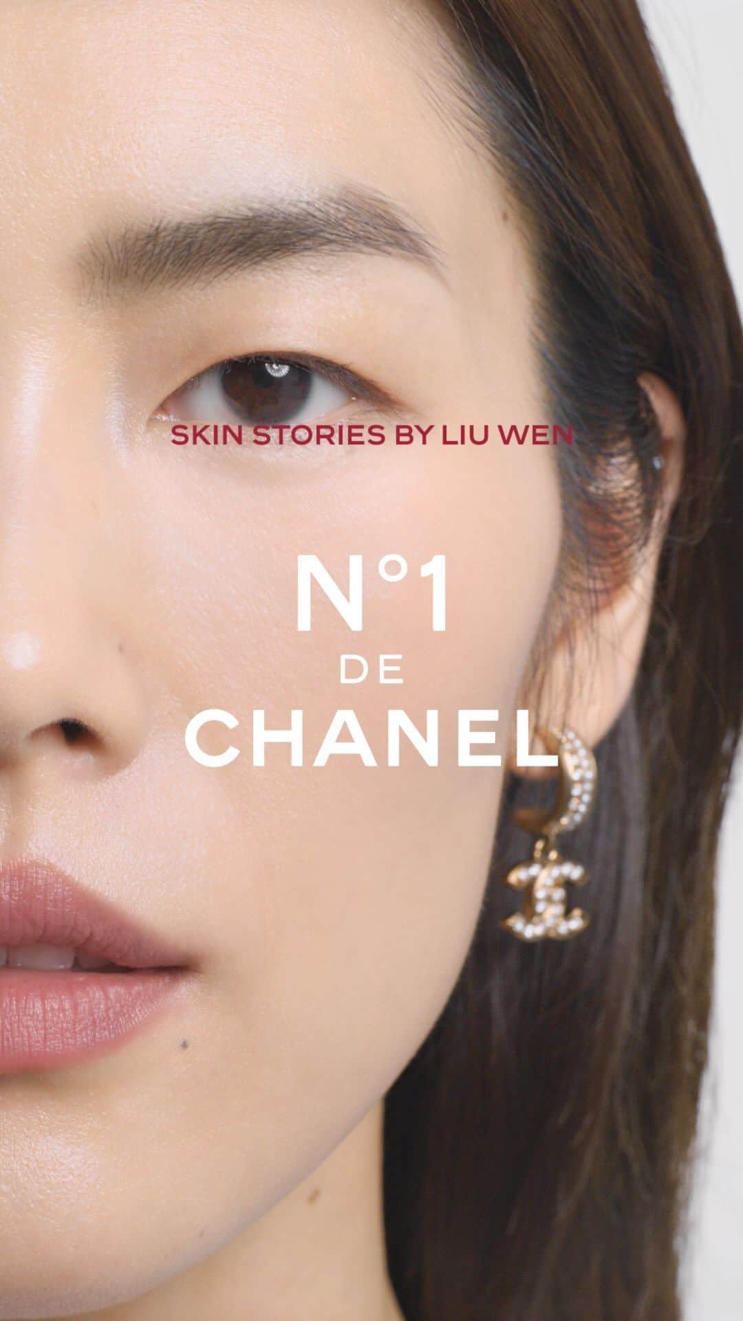 シャネルのインスタグラム：「N°1 DE CHANEL SECRETS. Discover Liu Wen’s beauty ritual, wellness philosophy, and various commitment @chanel.beauty   @liuwenlw  N°1 DE CHANEL.  BEAUTY AHEAD OF TIME.  #redcamellia #N1DECHANEL #BeautyAheadOfTime #CHANELSkincare」