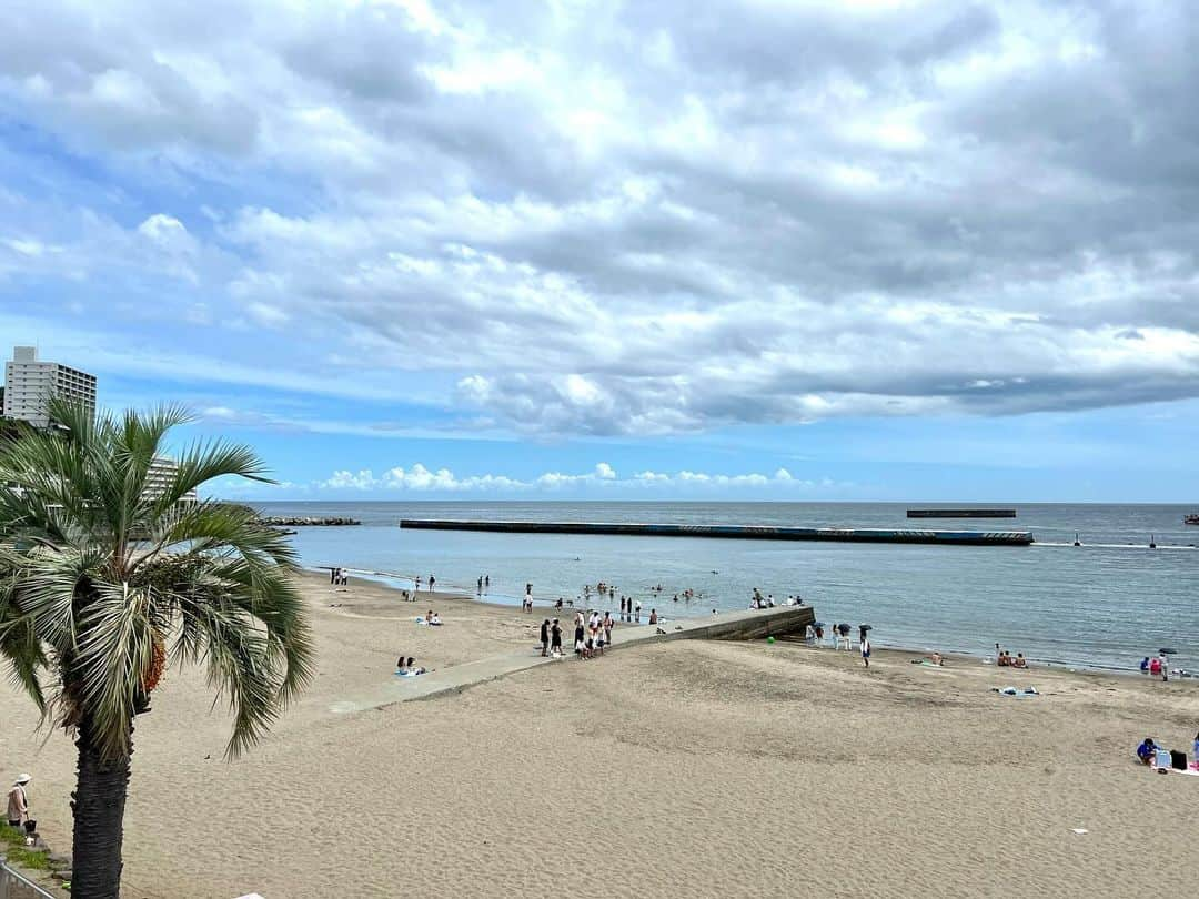 星南のぞみさんのインスタグラム写真 - (星南のぞみInstagram)「ATAMI⛱️  寒い日には夏の思い出を☀️ あやなと弾丸日帰り熱海へ行ってました！  ほとんど食べてた記憶🤭 海沿いを歩いて温泉に入り、 最後の最後にお寿司で〆ました👍  夏が恋しいですが… 明日からまた1週間頑張りましょう‼︎‼︎」11月26日 21時43分 - seina_nozomi