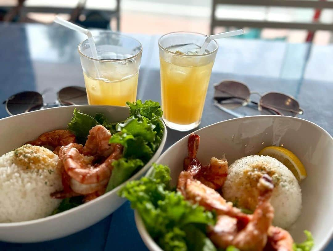 星南のぞみのインスタグラム：「ATAMI⛱️  寒い日には夏の思い出を☀️ あやなと弾丸日帰り熱海へ行ってました！  ほとんど食べてた記憶🤭 海沿いを歩いて温泉に入り、 最後の最後にお寿司で〆ました👍  夏が恋しいですが… 明日からまた1週間頑張りましょう‼︎‼︎」